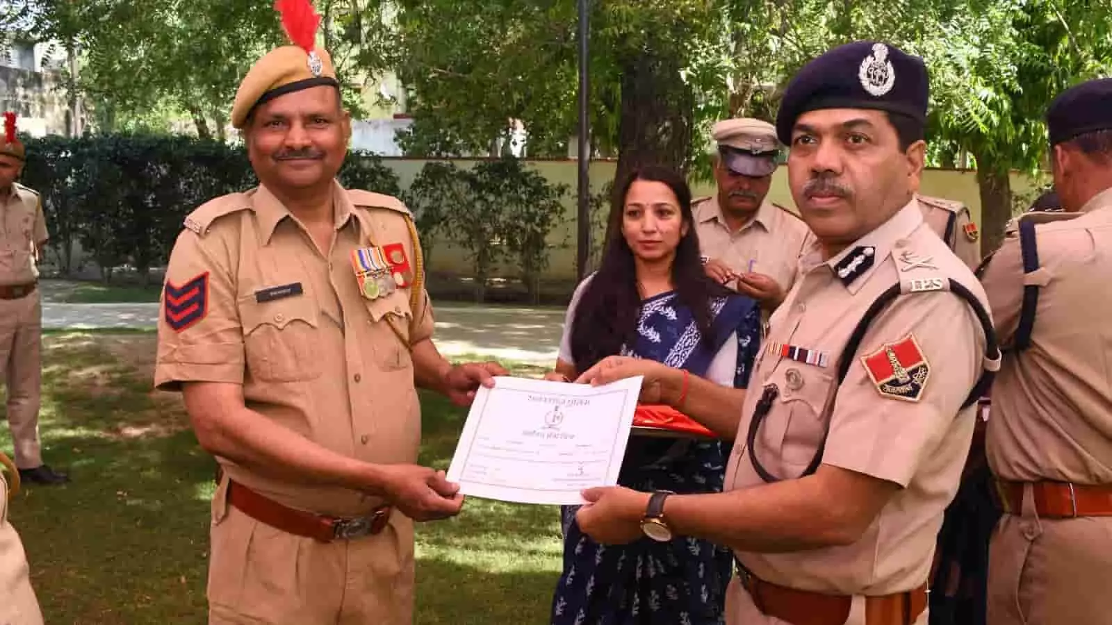 जयपुर में राजस्थान पुलिस दिवस पर एडीजी बिपिन कुमार पाण्डेय पुलिसकर्मी को सेवा पदक प्रदान करते हुए।