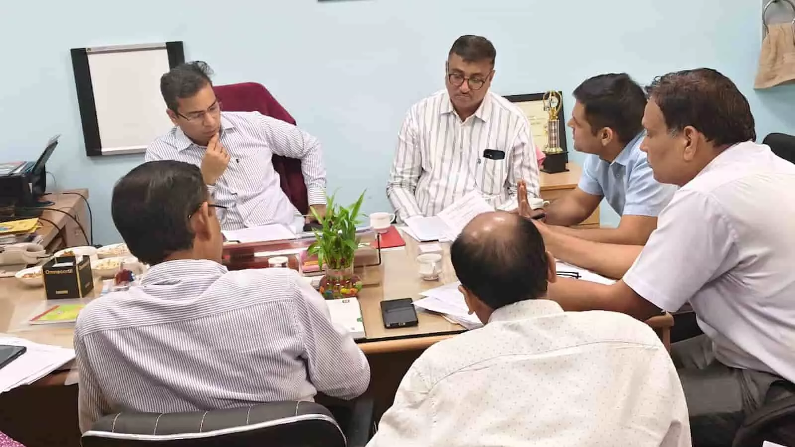 जयपुरिया अस्पताल के मीटिंग हॉल में जिला कलेक्टर संदेश नायक स्वास्थ्य सेवाओं की समीक्षा करते हुए।