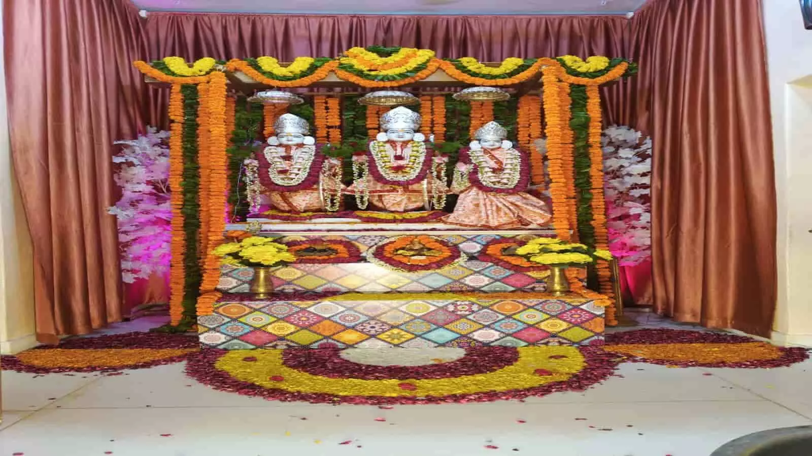 फूलों से सजा गर्भगृह और श्री राम लक्ष्मण जानकी की प्रतिमाएं आदर्श नगर मंदिर जयपुर पाटोत्सव हेतु।