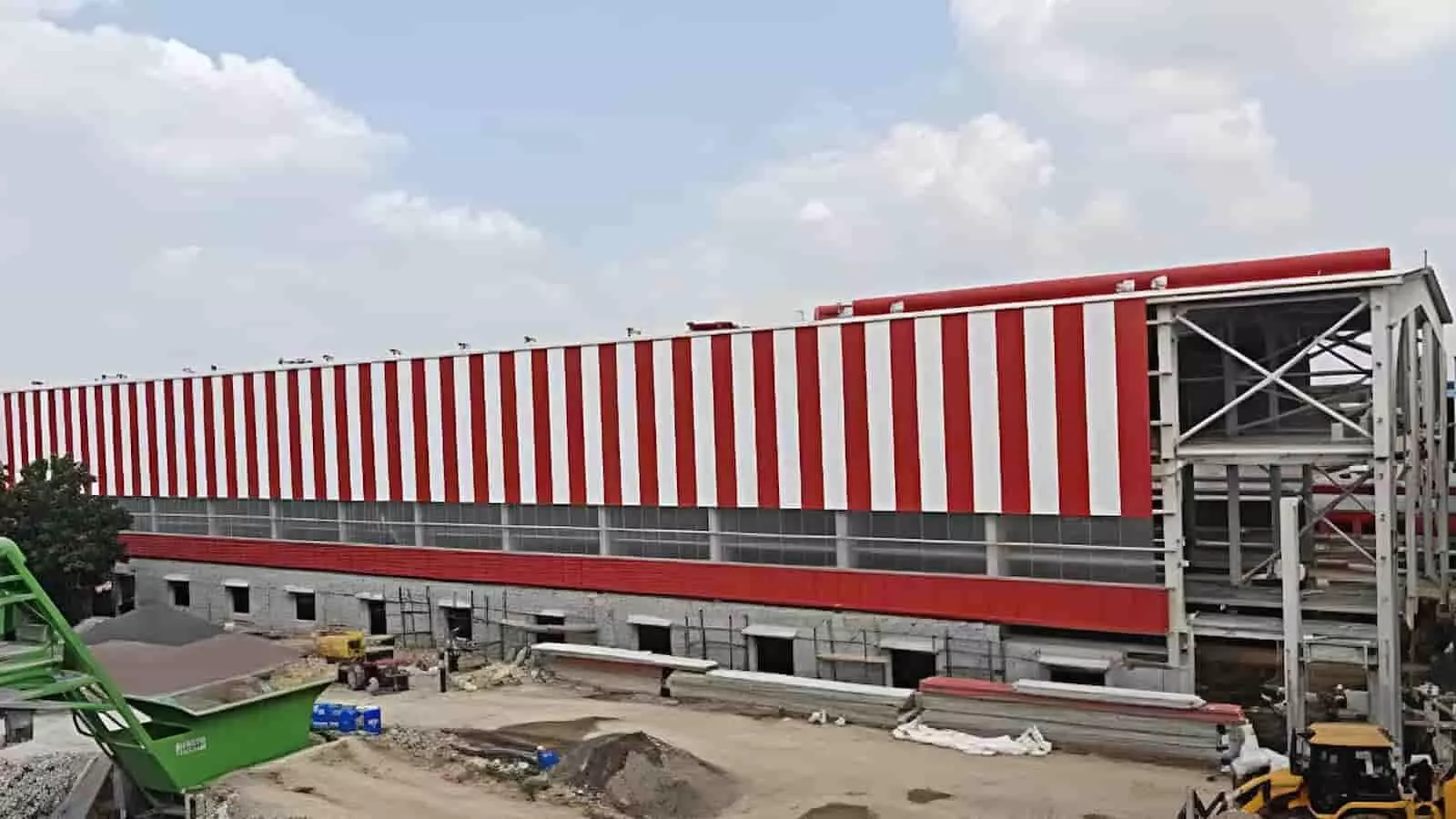 जोधपुर के भगत की कोठी रेलवे स्टेशन पर निर्माणाधीन वंदे भारत स्लीपर मेंटेनेंस डिपो का आधुनिक शेड और कार्यशाला परिसर।