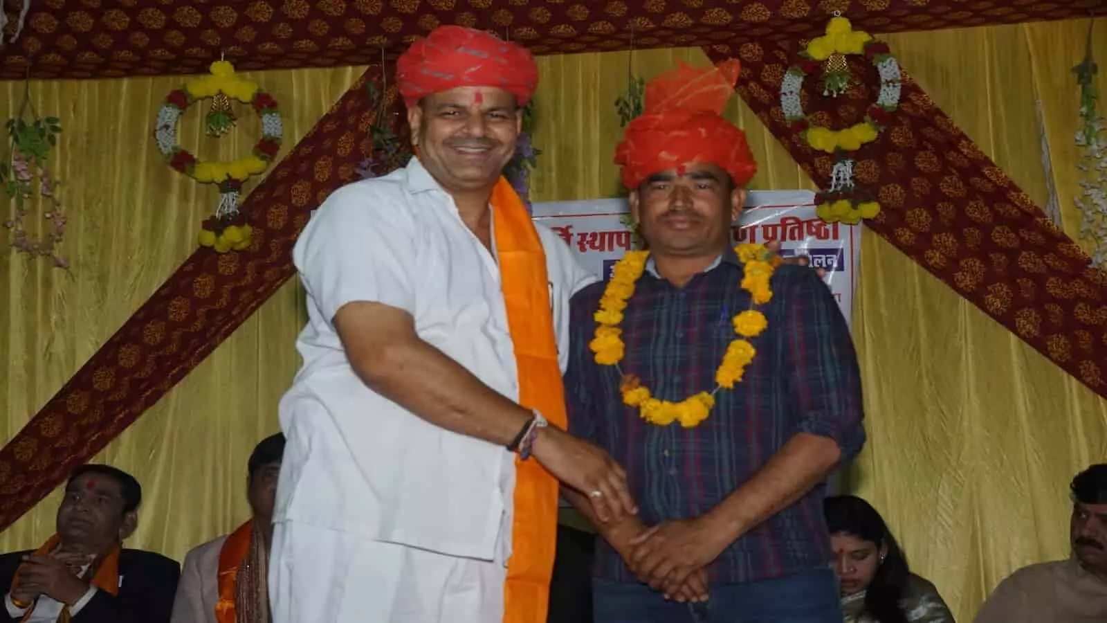 कपासन में आयोजित कार्यक्रम के दौरान साफा और माला पहने रामचंद्र जाट और अन्य अतिथि। कपासन में आयोजित कार्यक्रम के दौरान साफा और माला पहने रामचंद्र जाट और अन्य अतिथि।