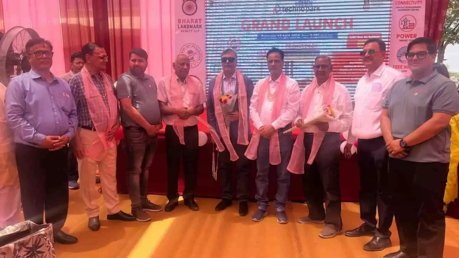 कोटा में अर्बना टेक्नोपार्क के भव्य शुभारंभ समारोह में मंचासीन अतिथि और उद्यमी।