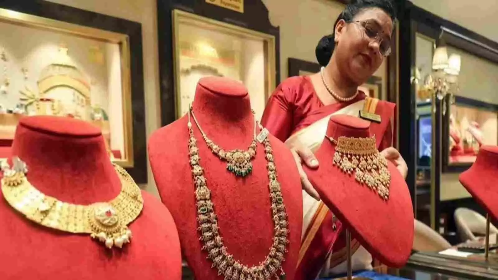 ज्वेलरी दुकान में सोना चांदी की खरीदारी करते ग्राहक अक्षय तृतीया संदर्भ में भारत बाजार दृश्य ज्वेलरी दुकान में सोना चांदी की खरीदारी करते ग्राहक अक्षय तृतीया संदर्भ में भारत बाजार दृश्य