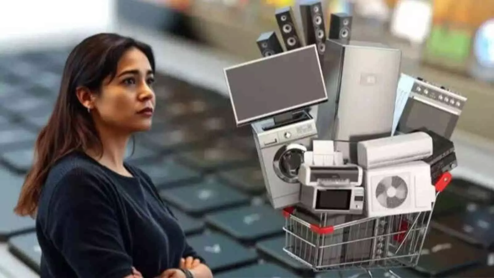 महिला शॉपिंग कार्ट में रखे इलेक्ट्रॉनिक उपकरणों को देख रही है जो महंगाई का संकेत दे रहा है। महिला शॉपिंग कार्ट में रखे इलेक्ट्रॉनिक उपकरणों को देख रही है जो महंगाई का संकेत दे रहा है।