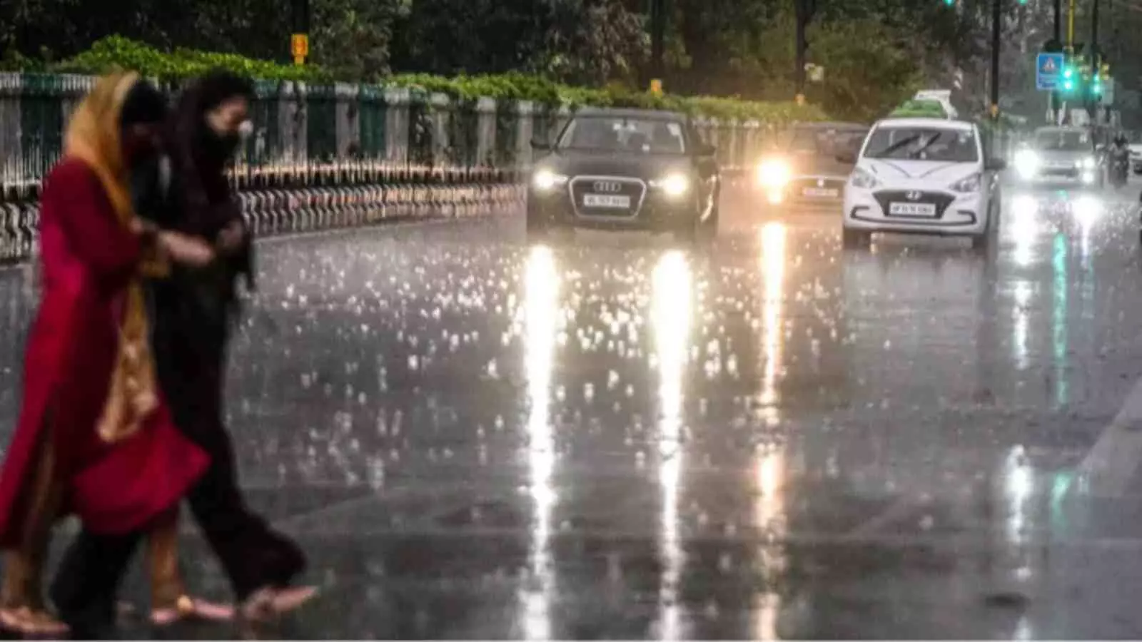 सड़क पर छाता लेकर चलते हुए लोग तमिलनाडु पुडुचेरी में मौसम बदलने के संदर्भ में। सड़क पर छाता लेकर चलते हुए लोग तमिलनाडु पुडुचेरी में मौसम बदलने के संदर्भ में।