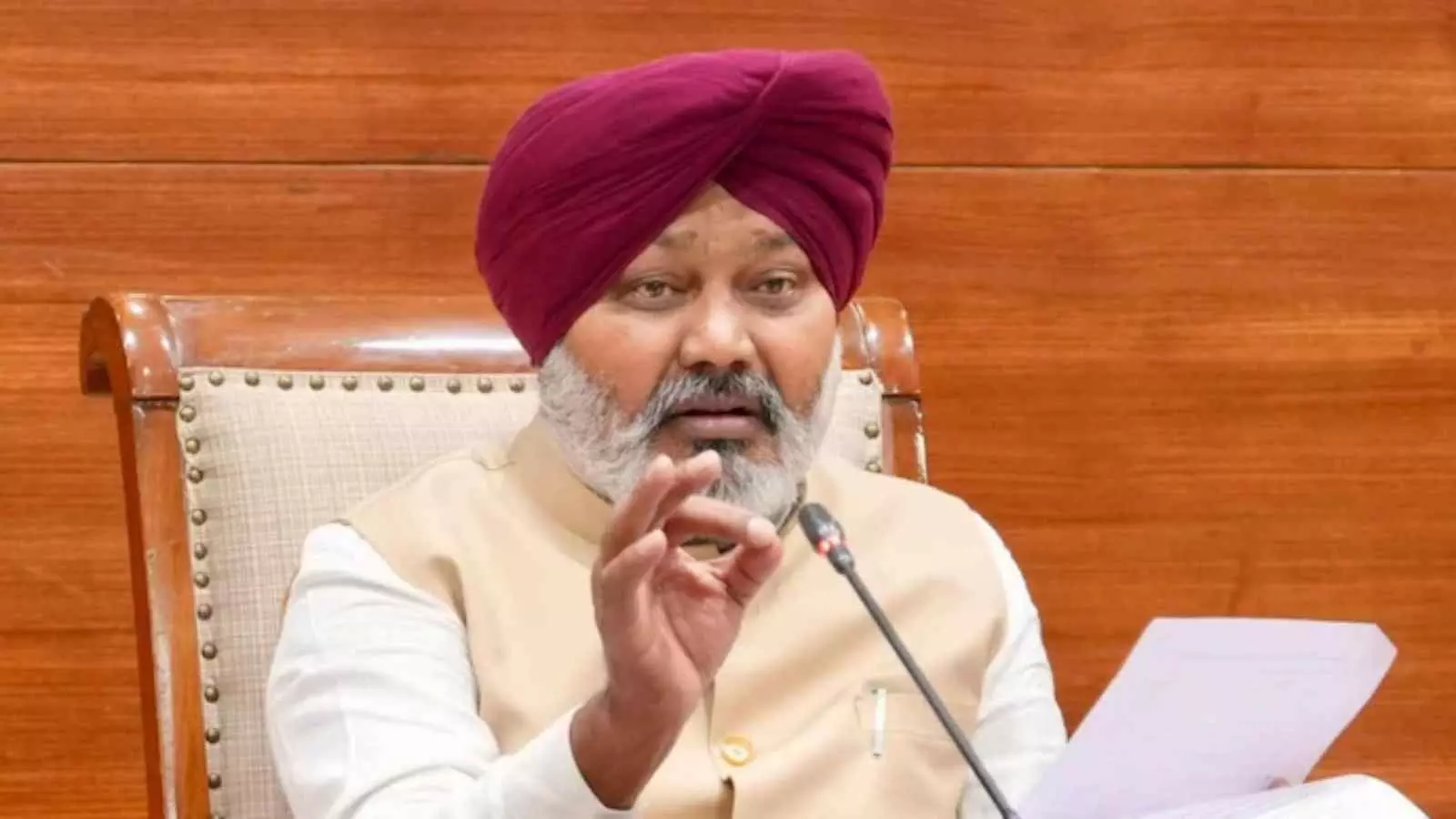 प्रेस कॉन्फ्रेंस के दौरान हरपाल सिंह चीमा चंडीगढ़ में पंजाब बेअदबी कानून की जानकारी देते हुए।