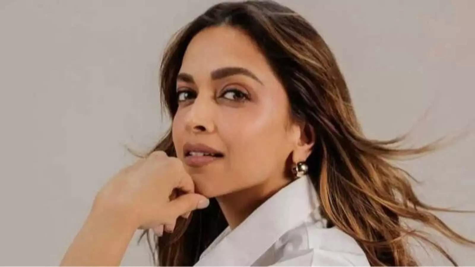 अभिनेत्री दीपिका पादुकोण मुंबई में अपनी फिल्म के संदर्भ में हाथ से इशारा करते हुए दिख रही हैं। अभिनेत्री दीपिका पादुकोण मुंबई में अपनी फिल्म के संदर्भ में हाथ से इशारा करते हुए दिख रही हैं।