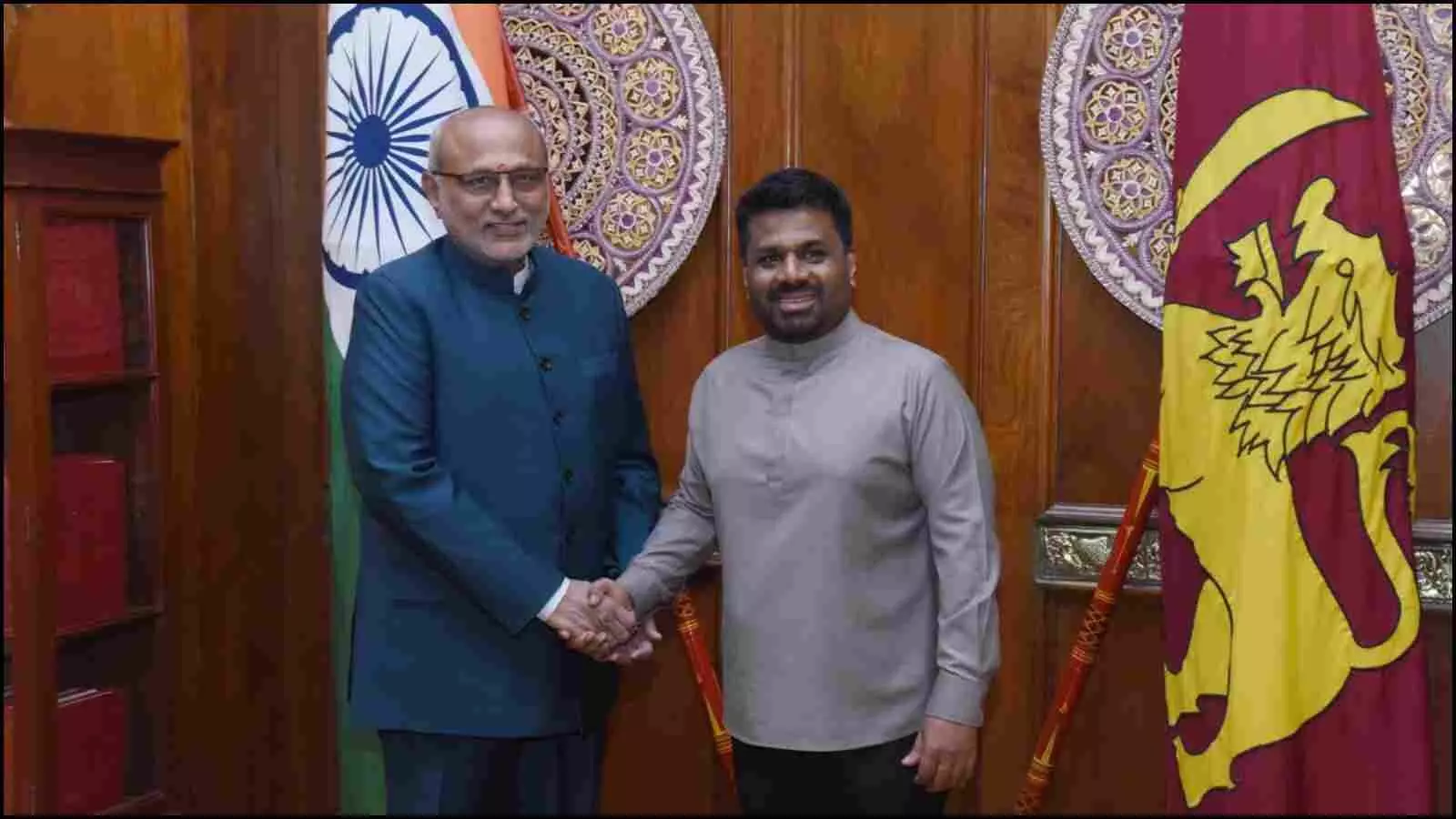 हाथ मिलाते हुए भारत के उपराष्ट्रपति सीपी राधाकृष्णन और श्रीलंकाई राष्ट्रपति अनुरा कुमारा दिसानायके कोलंबो में द्विपक्षीय बैठक में।