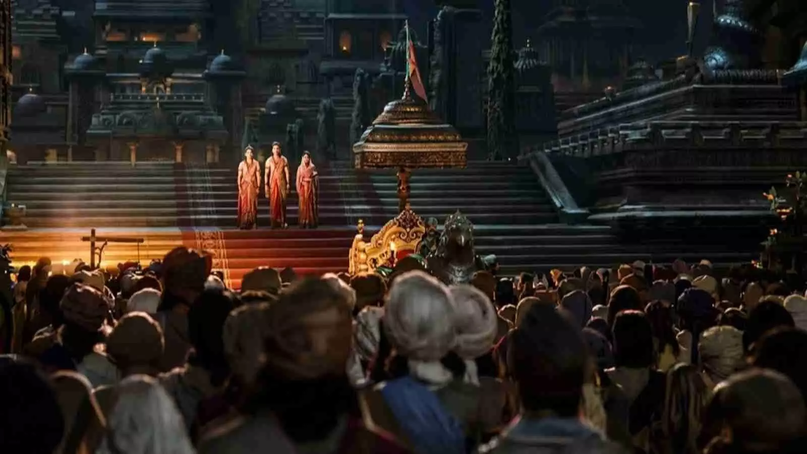 फिल्म रामायण के सेट पर बड़ी संख्या में लोग भगवान राम और लक्ष्मण के किरदारों को देख रहे हैं। फिल्म रामायण के सेट पर बड़ी संख्या में लोग भगवान राम और लक्ष्मण के किरदारों को देख रहे हैं।