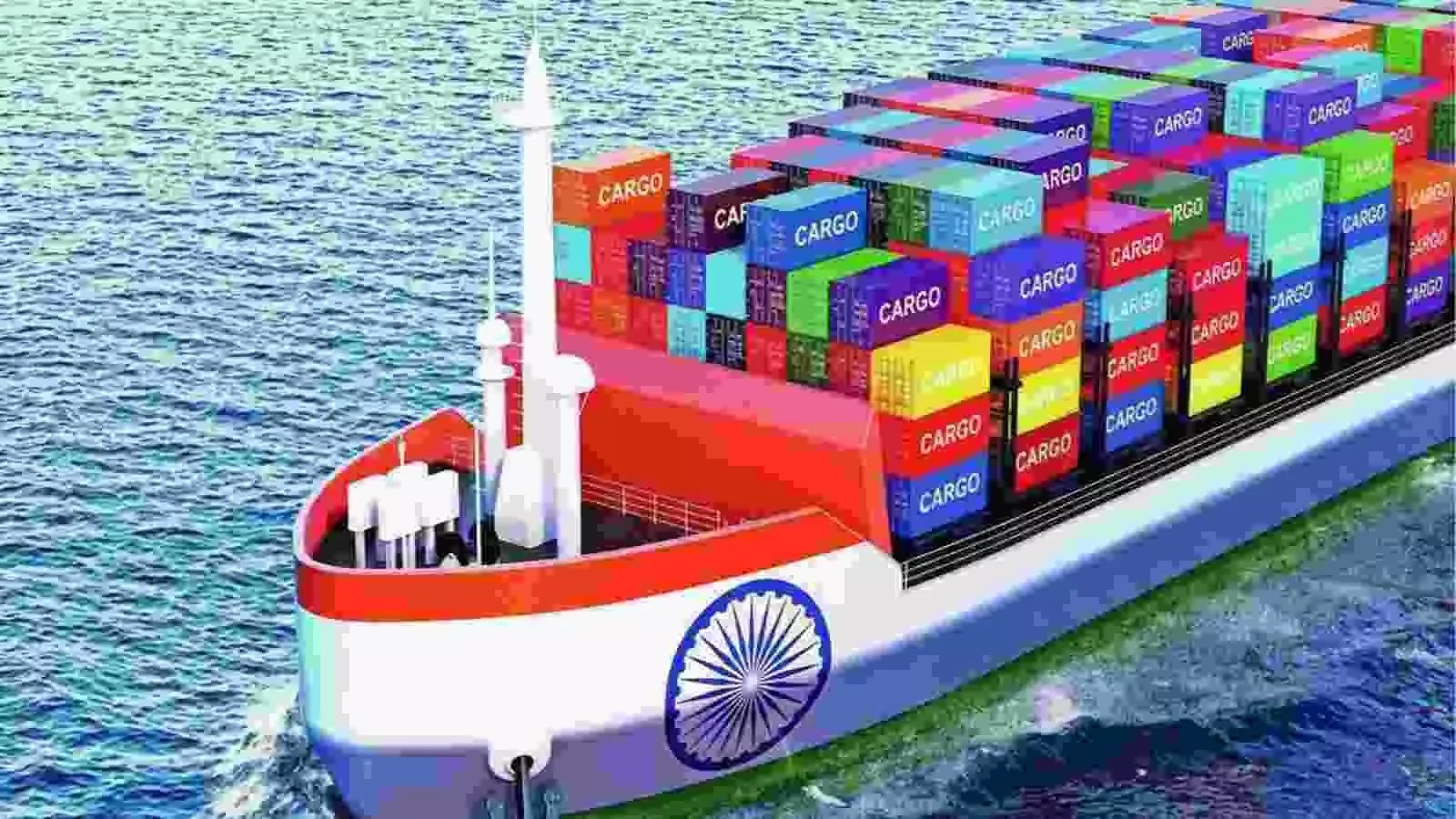 समुद्र में भारतीय ध्वज और अशोक चक्र वाला एक विशाल मालवाहक कंटेनर जहाज तैर रहा है।