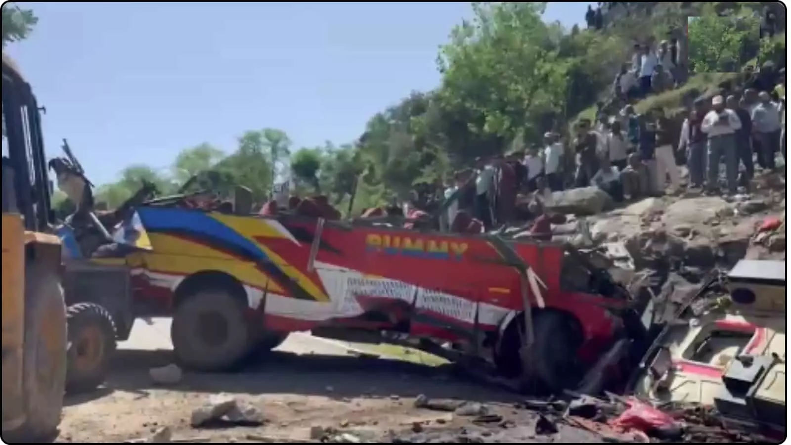 जम्मू-कश्मीर के ऊधमपुर में दुर्घटनाग्रस्त लाल बस, जेसीबी मशीन और पहाड़ी पर मौजूद लोग।