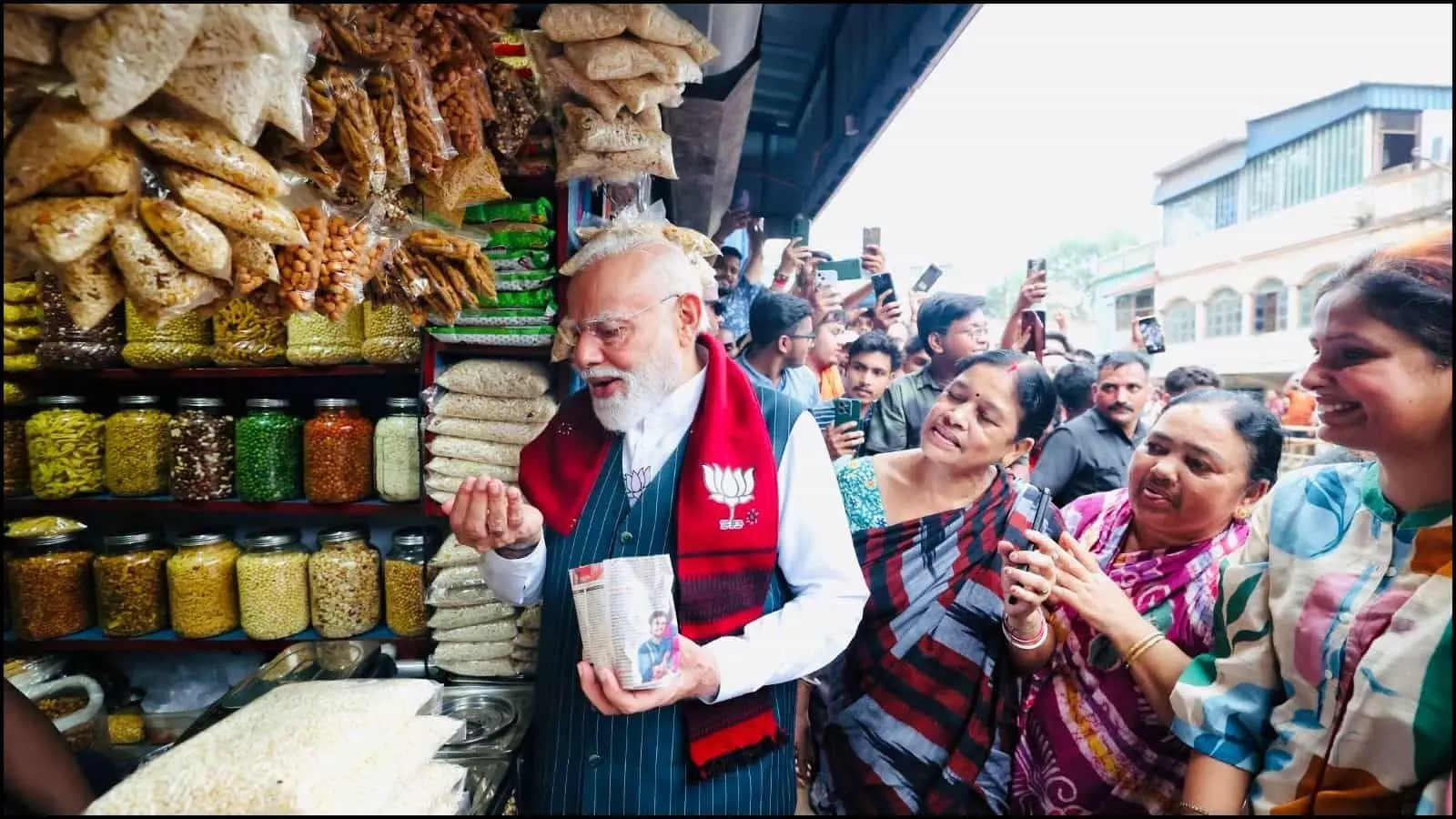 झारग्राम में झालमुड़ी खाते पीएम मोदी। Image generated by AI for illustrative purposes.