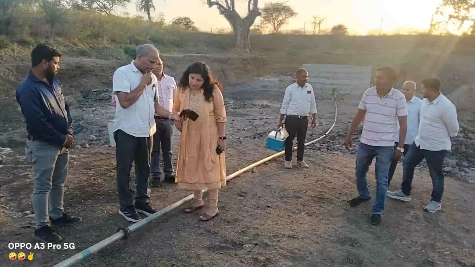 प्रतापगढ़ में जिला कलेक्टर शुभम चौधरी पाइपलाइन के पास खड़े होकर जल परियोजना का निरीक्षण कर रही हैं। प्रतापगढ़ में जिला कलेक्टर शुभम चौधरी पाइपलाइन के पास खड़े होकर जल परियोजना का निरीक्षण कर रही हैं।