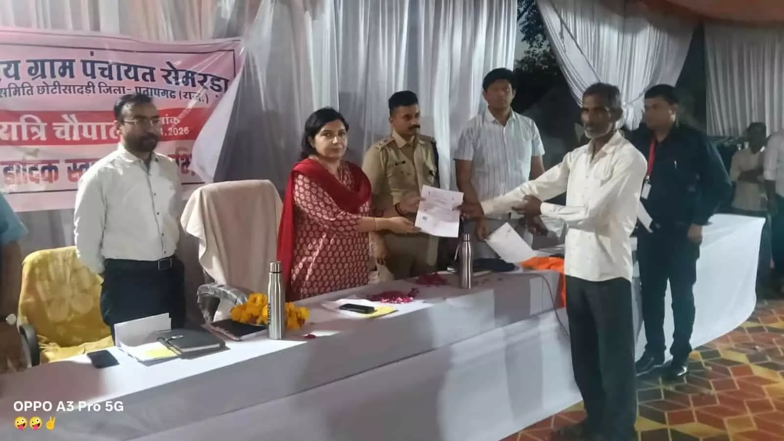 सेमरडा में रात्रि चौपाल के दौरान जिला कलेक्टर शुभम चौधरी ग्रामीण को दस्तावेज सौंपते हुए। सेमरडा में रात्रि चौपाल के दौरान जिला कलेक्टर शुभम चौधरी ग्रामीण को दस्तावेज सौंपते हुए।