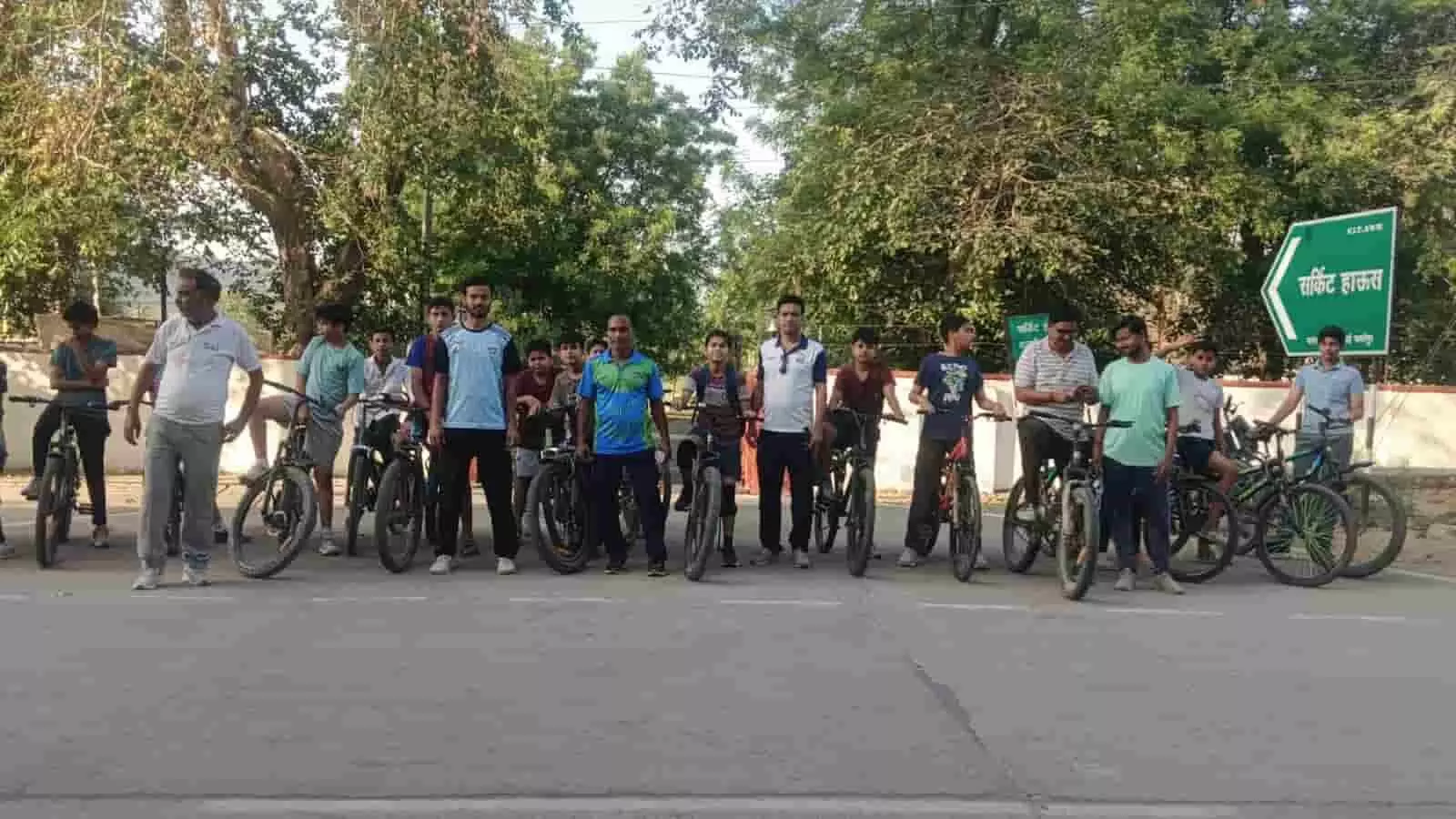 सवाई माधोपुर के दशहरा मैदान में स्वच्छता राइड हेतु साइकिल रैली के लिए एकत्रित हुए प्रतिभागी और सरकारी अधिकारी। सवाई माधोपुर के दशहरा मैदान में स्वच्छता राइड हेतु साइकिल रैली के लिए एकत्रित हुए प्रतिभागी और सरकारी अधिकारी।