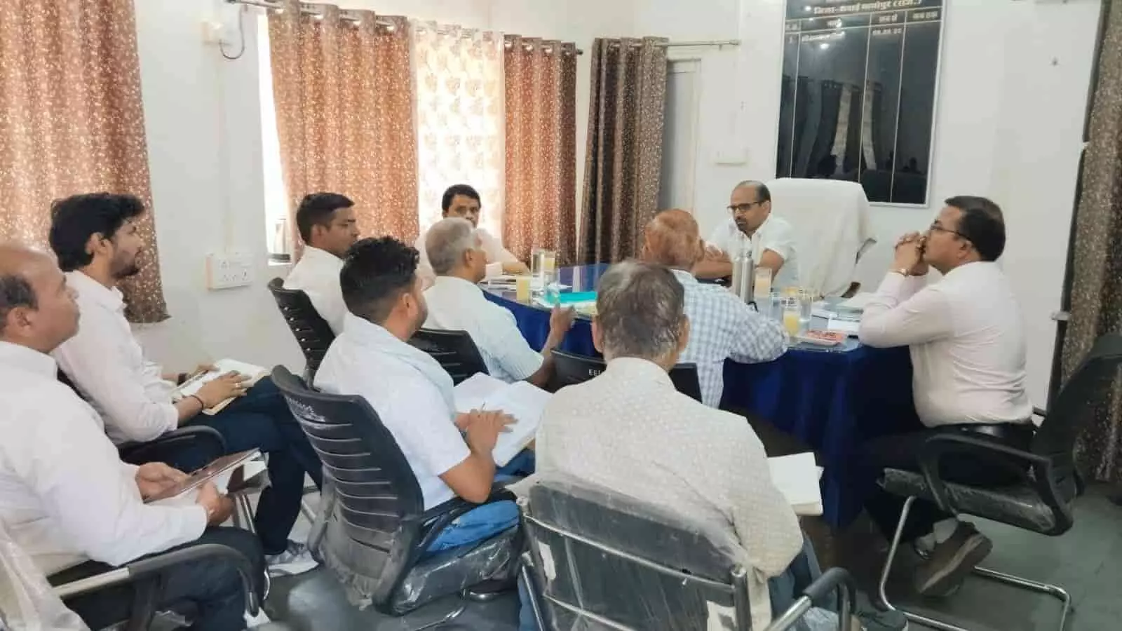सवाई माधोपुर जिला कलक्टर काना राम अधिकारियों के साथ चंबल पेयजल परियोजना के निर्माण कार्य का निरीक्षण करते हुए। सवाई माधोपुर जिला कलक्टर काना राम अधिकारियों के साथ चंबल पेयजल परियोजना के निर्माण कार्य का निरीक्षण करते हुए।