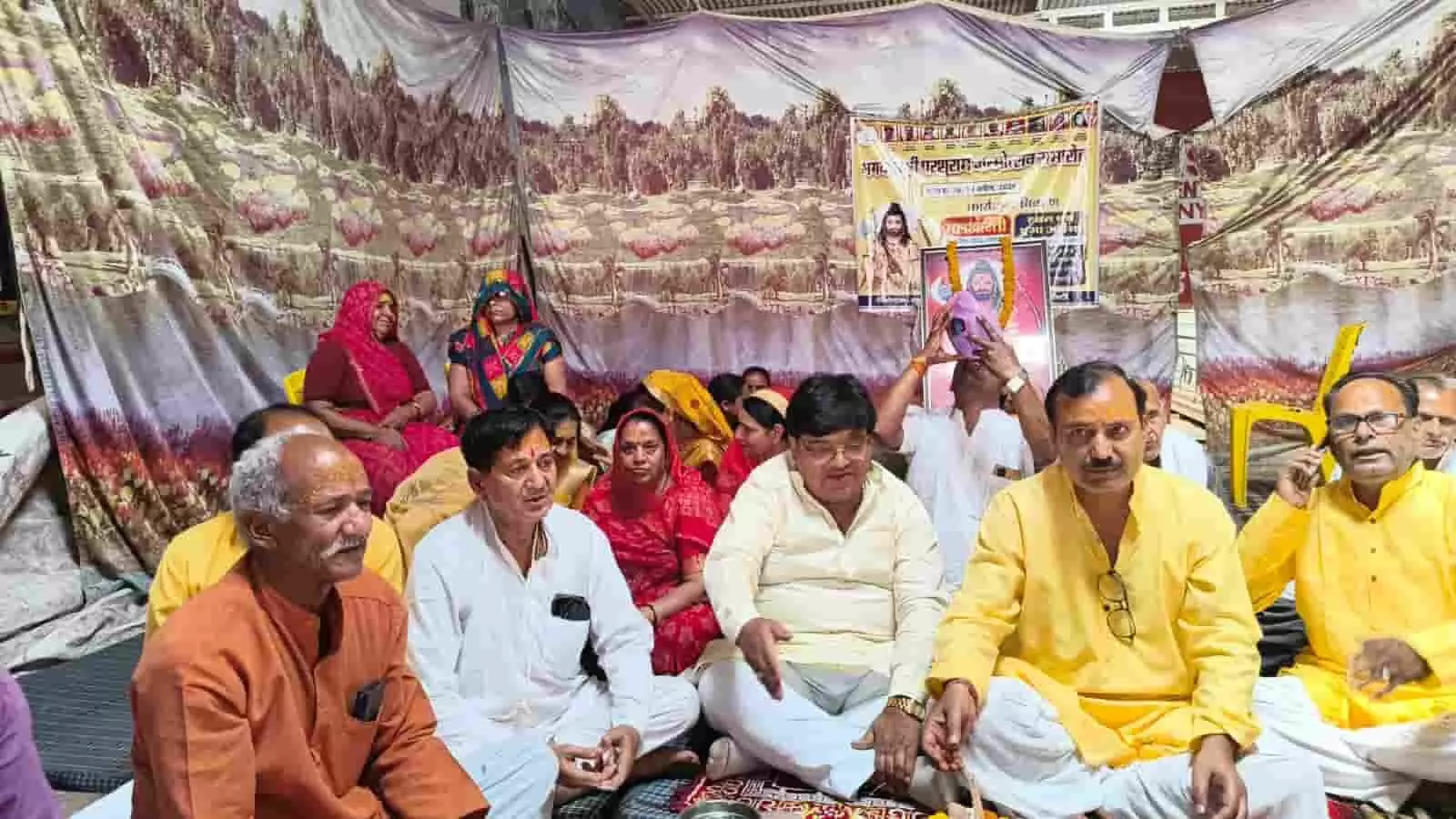 गंगापुर सिटी में परशुराम जन्मोत्सव पर हवन करते ब्राह्मण समाज के लोग और पदाधिकारी। गंगापुर सिटी में परशुराम जन्मोत्सव पर हवन करते ब्राह्मण समाज के लोग और पदाधिकारी।