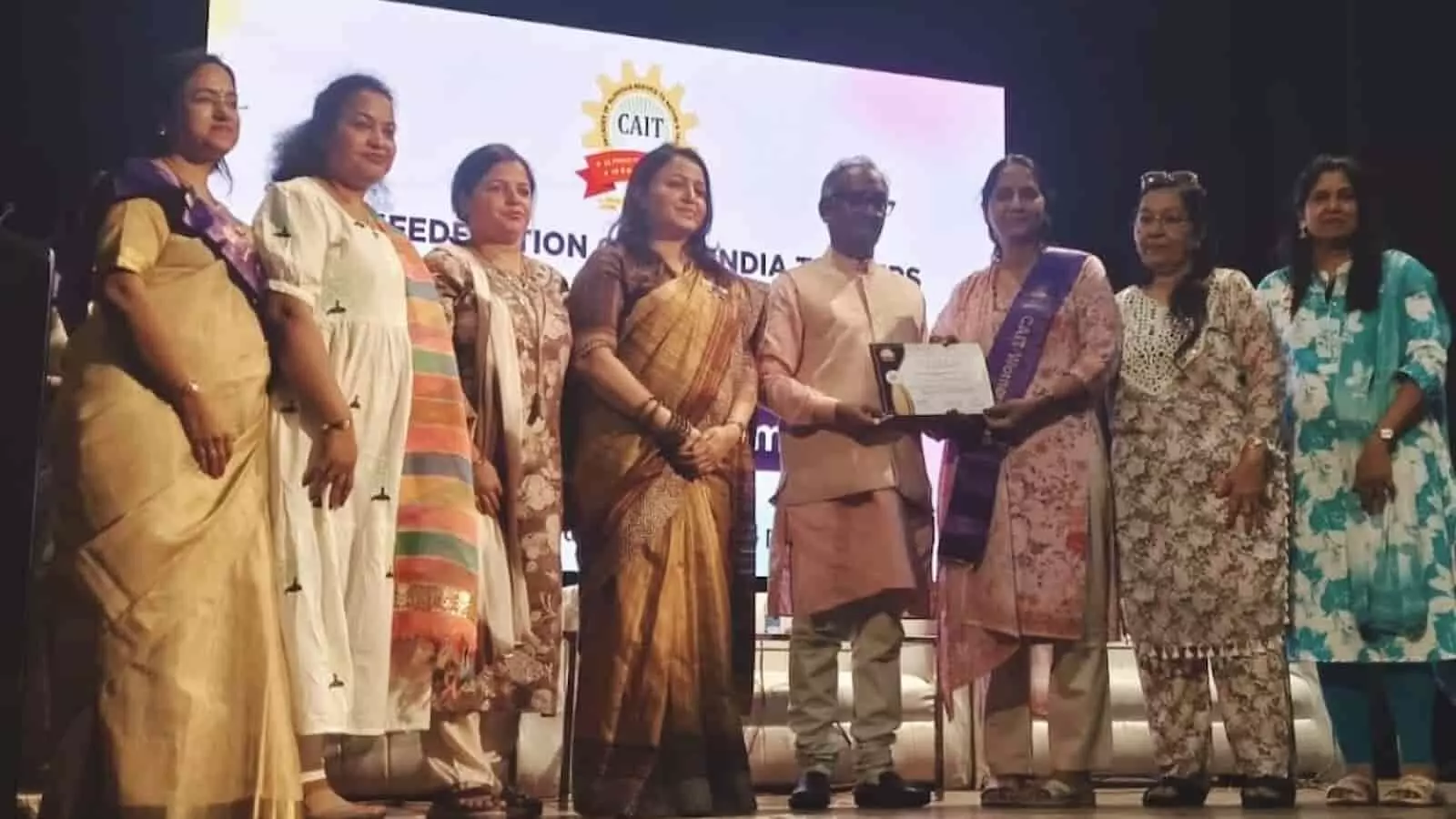 नई दिल्ली में आयोजित राष्ट्रीय महिला व्यापार सम्मेलन के दौरान मंच पर पुरस्कार प्राप्त करती महिला उद्यमी। नई दिल्ली में आयोजित राष्ट्रीय महिला व्यापार सम्मेलन के दौरान मंच पर पुरस्कार प्राप्त करती महिला उद्यमी।