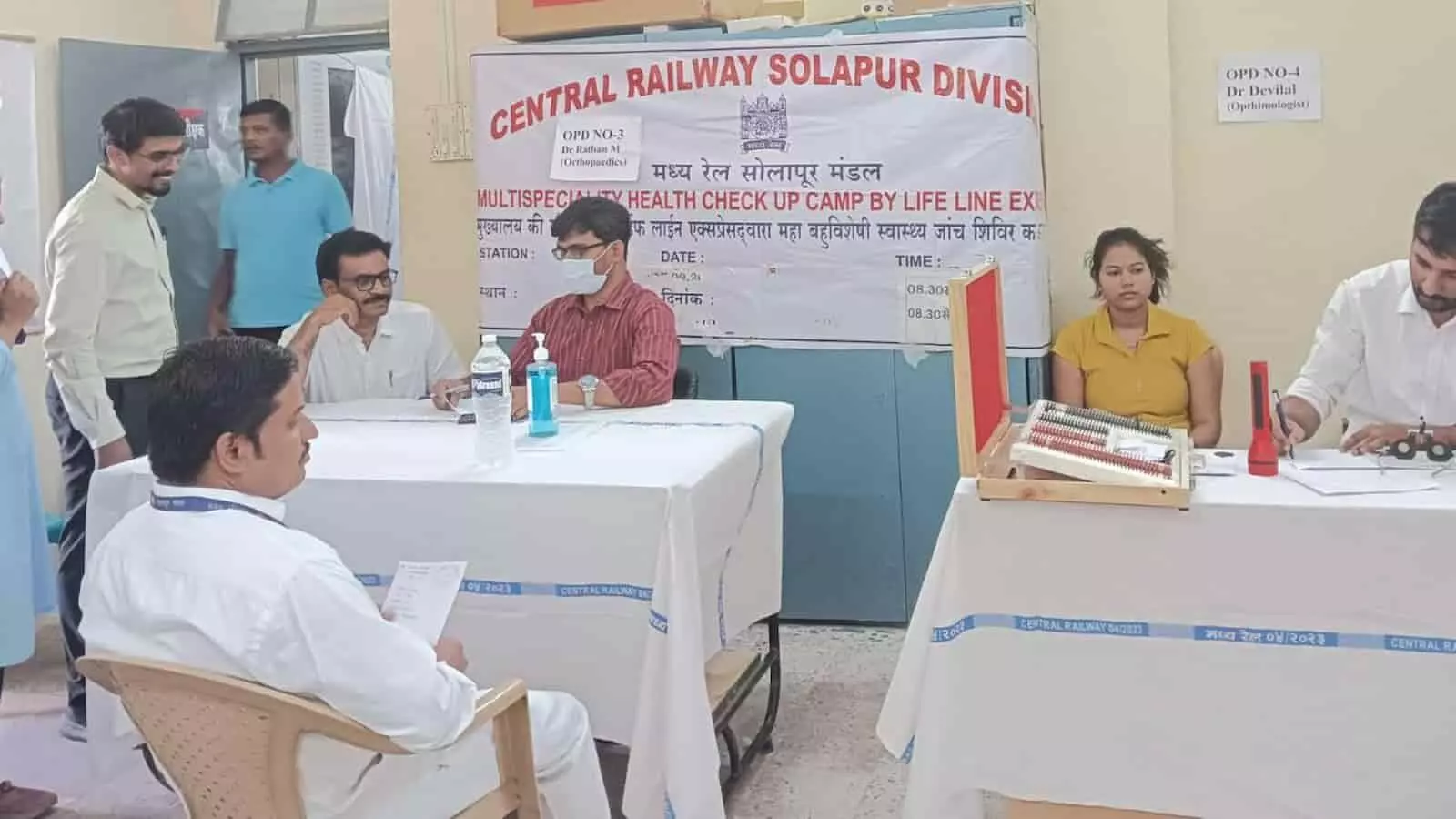 भिगवान रेलवे स्टेशन पर आयोजित स्वास्थ्य शिविर में चिकित्सा टीम द्वारा रेल कर्मचारियों के स्वास्थ्य की जांच की जा रही है।