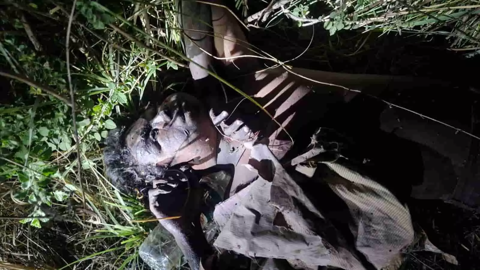फतहनगर में रेलवे ट्रैक के पास खड़े पुलिस अधिकारी और जांच के लिए मौजूद स्थानीय लोग। फतहनगर में रेलवे ट्रैक के पास खड़े पुलिस अधिकारी और जांच के लिए मौजूद स्थानीय लोग।