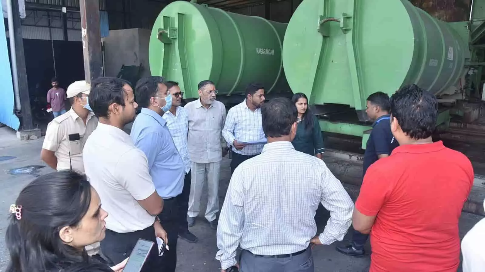 कचरा ट्रांसफर स्टेशन पर निरीक्षण करते आयुक्त ओम कसेरा और नगर निगम के अधिकारी।