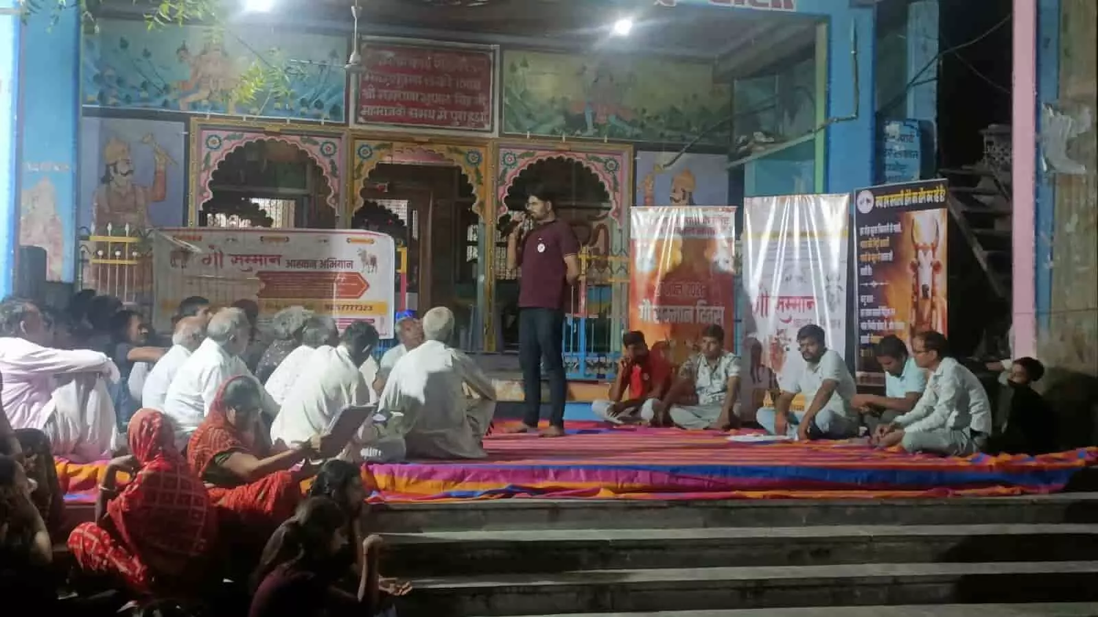 ईंटाली के ताकाजी बावजी मंदिर प्रांगण में गौ सम्मान अभियान बैठक के दौरान चर्चा करते ग्रामीण और स्थानीय जनप्रतिनिधि। ईंटाली के ताकाजी बावजी मंदिर प्रांगण में गौ सम्मान अभियान बैठक के दौरान चर्चा करते ग्रामीण और स्थानीय जनप्रतिनिधि।