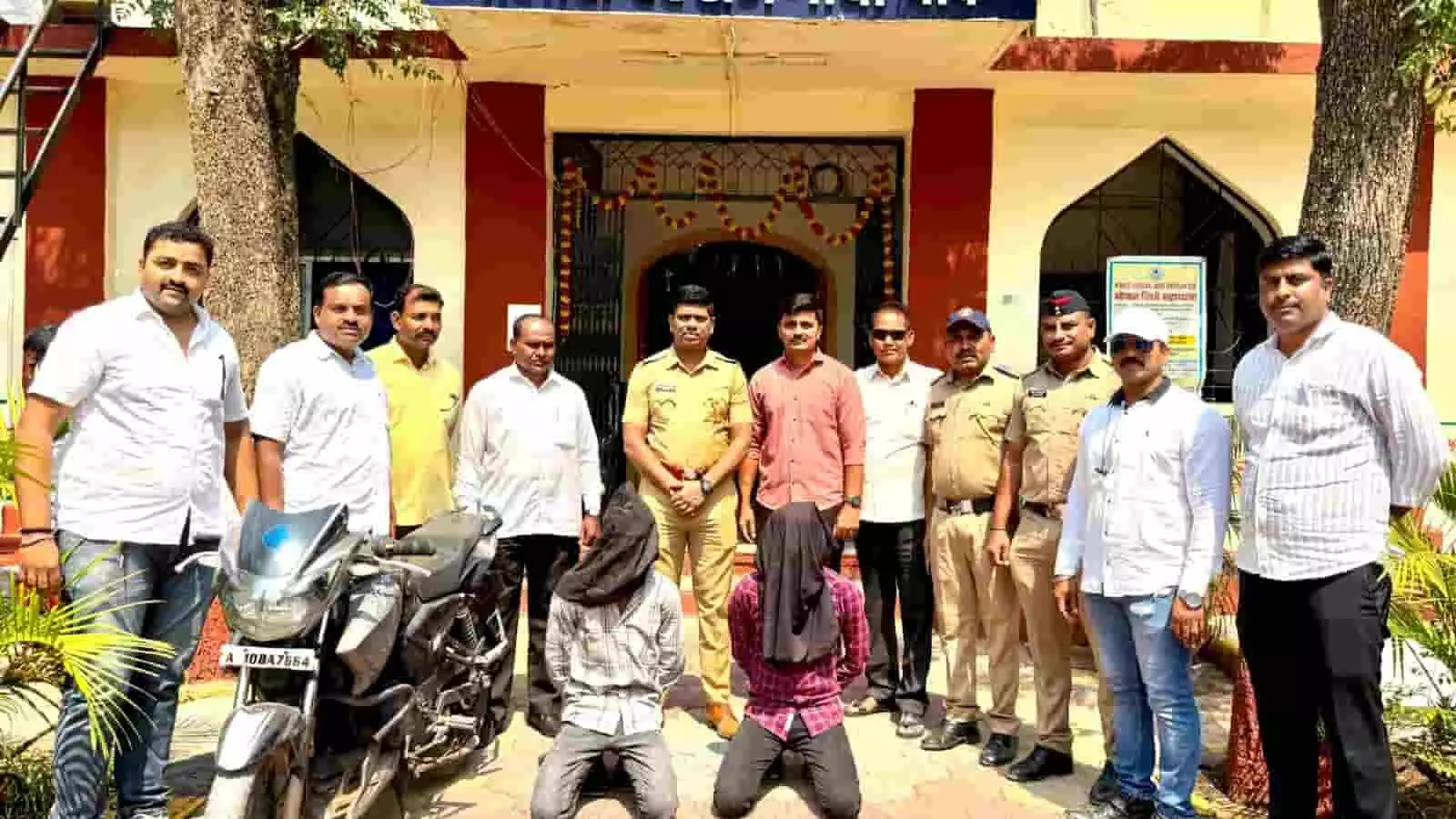 लातूर पुलिस द्वारा गिरफ्तार किए गए लूट के आरोपी और बरामद की गई सोने की अंगूठी एवं मोटरसाइकिल।