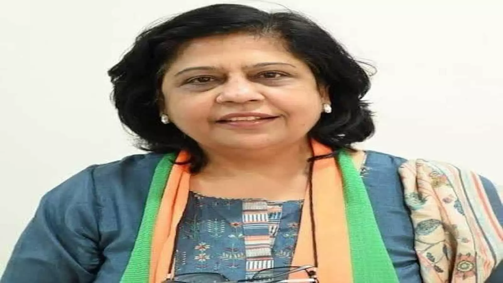 नीले कुर्ते और भगवा स्कार्फ में भाजपा नेता डॉ. अलका गुर्जर जयपुर में बयान जारी करते हुए।