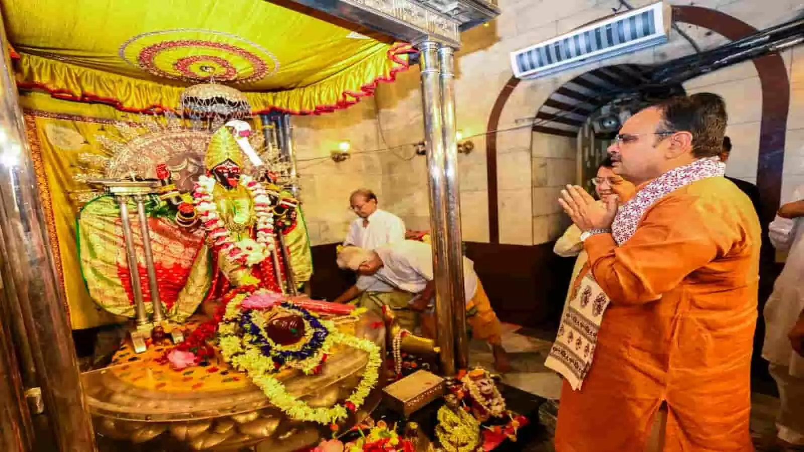 मंदिर में प्रतिमा के सामने हाथ जोड़कर पूजा करते मुख्यमंत्री भजनलाल शर्मा अक्षय तृतीया के अवसर पर।