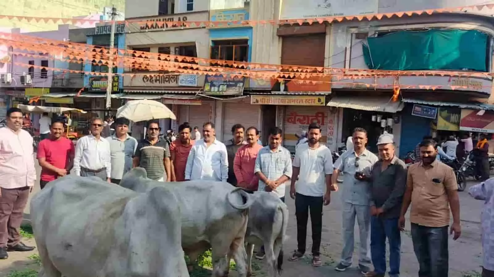 बेगूं में परशुराम सर्किल पर दीप प्रज्वलित कर महाआरती करते ब्राह्मण समाज के लोग। बेगूं में परशुराम सर्किल पर दीप प्रज्वलित कर महाआरती करते ब्राह्मण समाज के लोग।