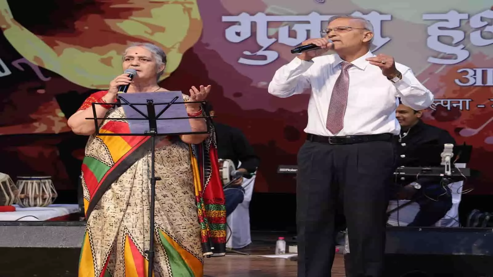 जयपुर के महाराणा प्रताप ऑडिटोरियम में संगीत संध्या के दौरान मंच पर गाते हुए दो गायक कलाकार।