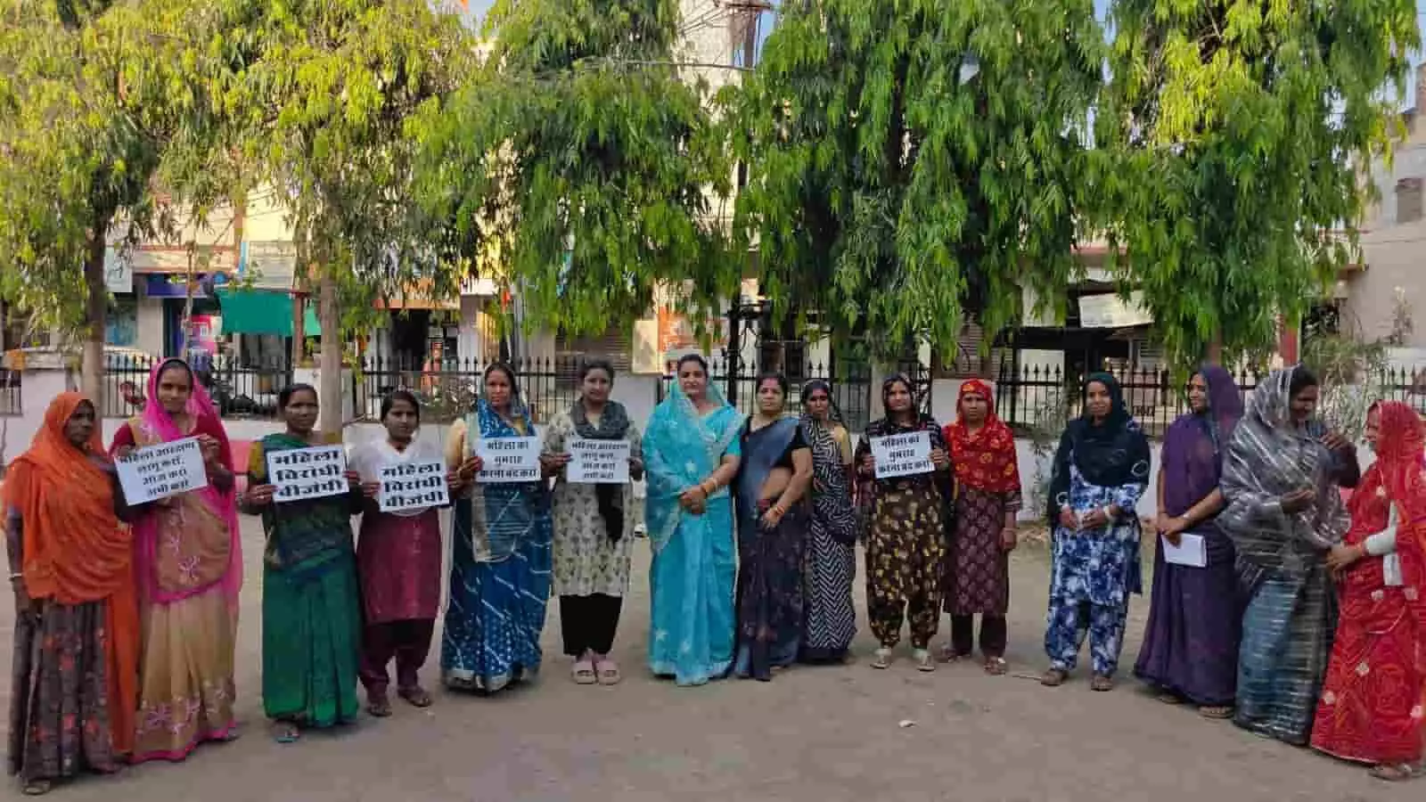 बेगूं में महिला कांग्रेस कार्यकर्ता रंजना शर्मा के नेतृत्व में आरक्षण की मांग हेतु नारेबाजी कर रही हैं। बेगूं में महिला कांग्रेस कार्यकर्ता रंजना शर्मा के नेतृत्व में आरक्षण की मांग हेतु नारेबाजी कर रही हैं।