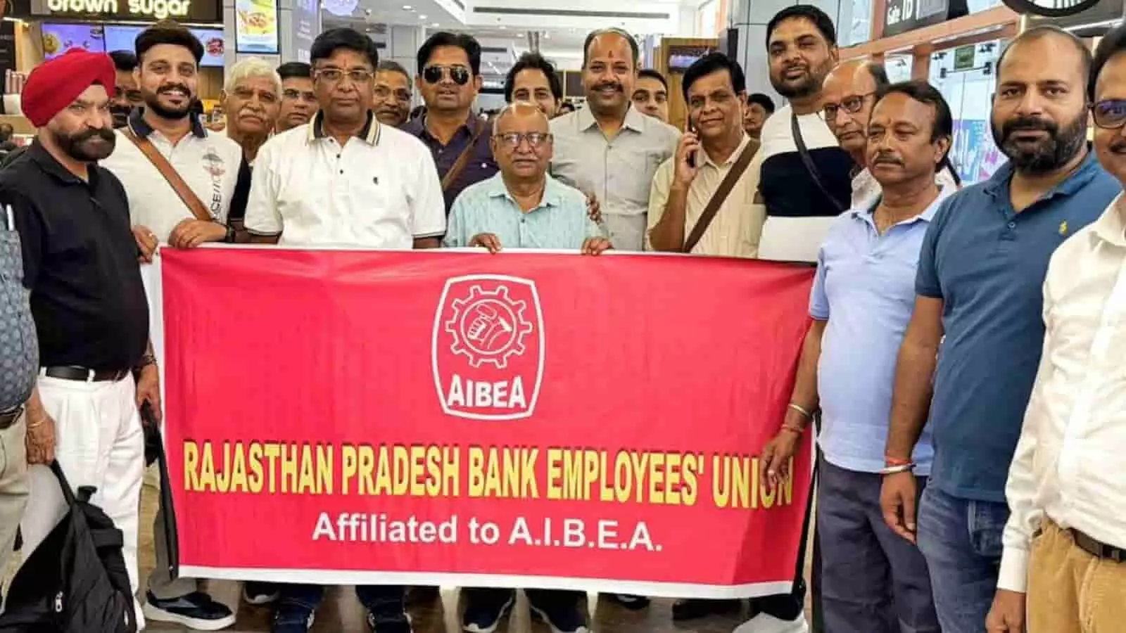 राजस्थान प्रदेश बैंक एम्प्लॉइज यूनियन के सदस्य बेंगलुरु में एआईबीईए बैनर के साथ खड़े हैं।