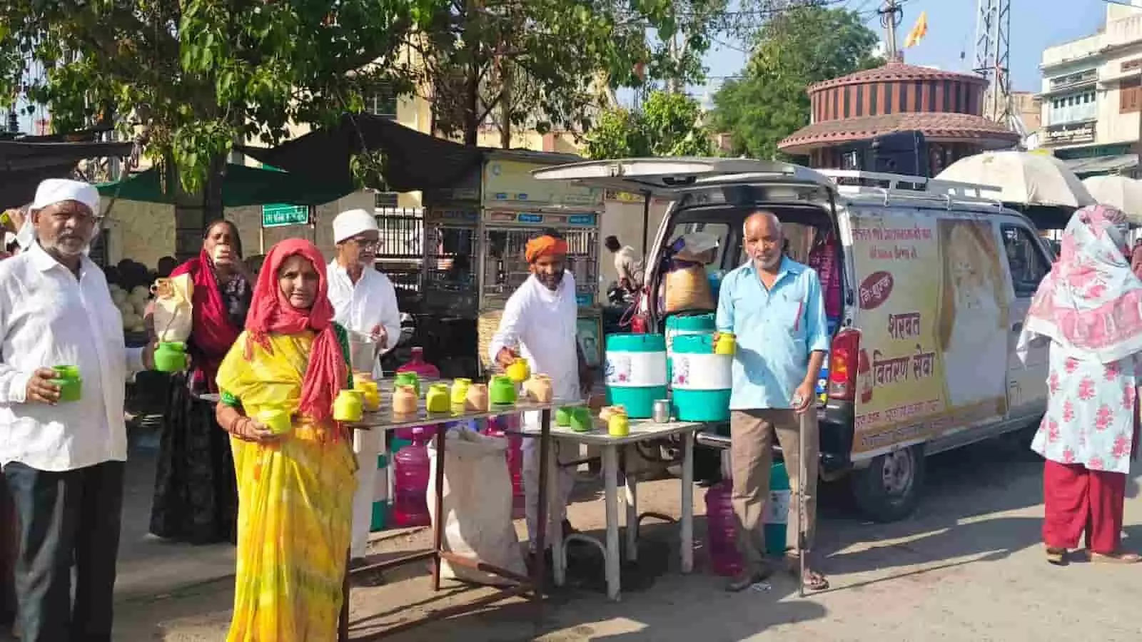 पन्नाधाय बस स्टैंड पर श्री योग वेदान्त सेवा समिति के कार्यकर्ता राहगीरों को छाछ पिलाते हुए।