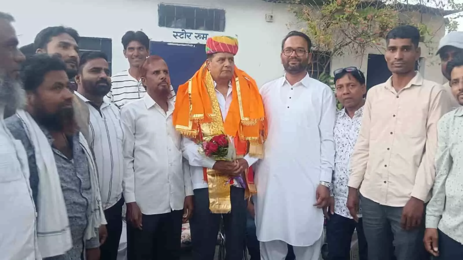 केलवा में केक काटकर पूर्व जिलाध्यक्ष हरी सिंह राठौड़ का जन्मदिन मनाते कांग्रेस कार्यकर्ता और पदाधिकारी।