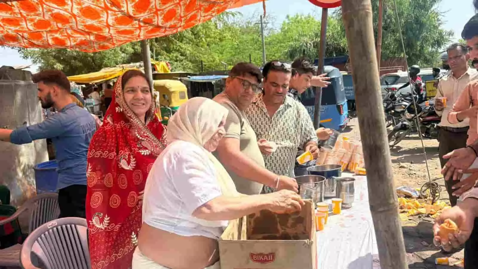जयपुर के रामगढ़ मोड़ पर सेवा शिविर के दौरान राहगीरों को प्रसादी और शरबत बांटते लोग। जयपुर के रामगढ़ मोड़ पर सेवा शिविर के दौरान राहगीरों को प्रसादी और शरबत बांटते लोग।