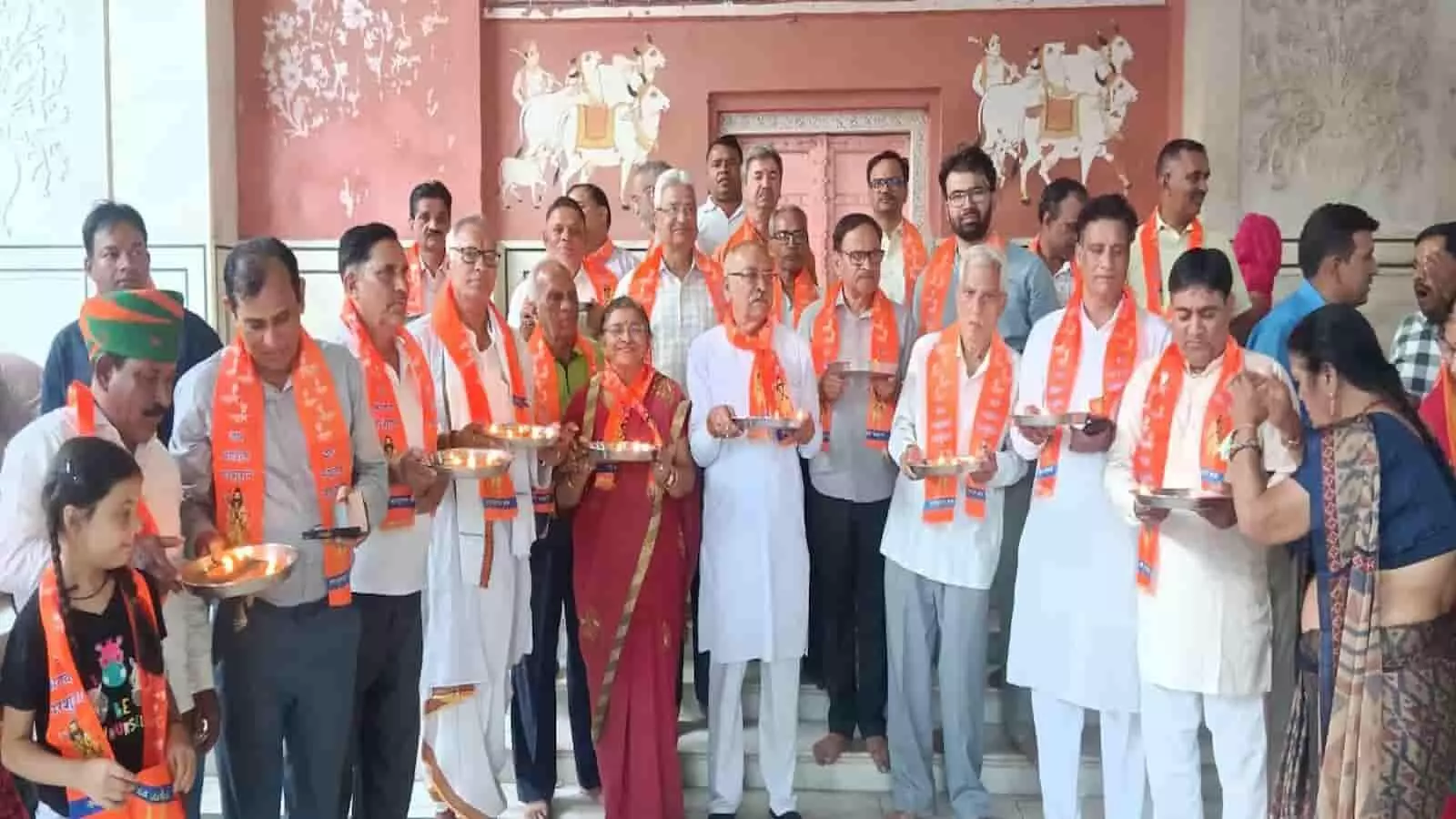 जयपुर के गोविंद देव जी मंदिर में दीप प्रज्वलित कर आरती करते श्रद्धालु और ब्राह्मण महासभा के सदस्य। जयपुर के गोविंद देव जी मंदिर में दीप प्रज्वलित कर आरती करते श्रद्धालु और ब्राह्मण महासभा के सदस्य।