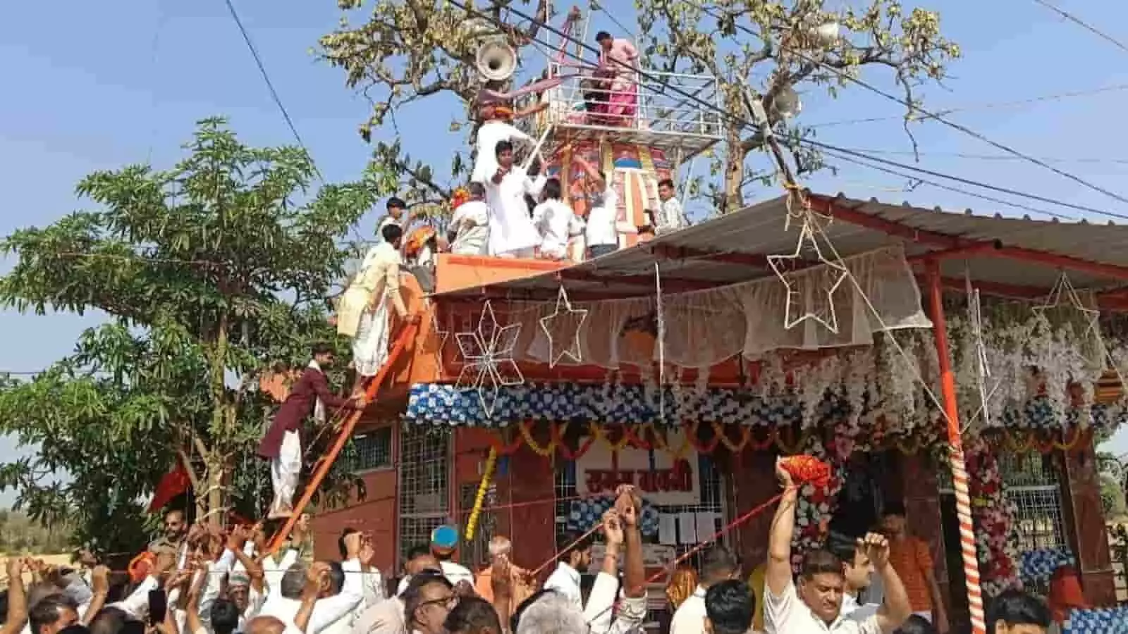 छोटीसादड़ी के श्री सगस बावजी मंदिर शिखर पर कलश स्थापना करते पुजारी और उमड़ी श्रद्धालुओं की भीड़। छोटीसादड़ी के श्री सगस बावजी मंदिर शिखर पर कलश स्थापना करते पुजारी और उमड़ी श्रद्धालुओं की भीड़।