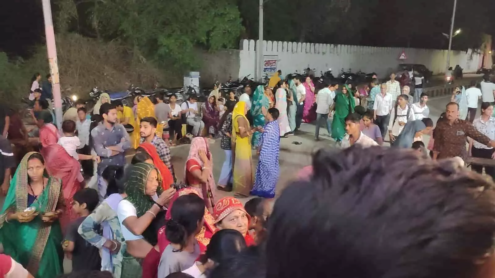 सिद्धेश्वर हनुमान मंदिर छोटीसादडी में अन्नकूट प्रसाद ग्रहण करने के लिए कतार में खड़े श्रद्धालु दिख रहे हैं। सिद्धेश्वर हनुमान मंदिर छोटीसादडी में अन्नकूट प्रसाद ग्रहण करने के लिए कतार में खड़े श्रद्धालु दिख रहे हैं।