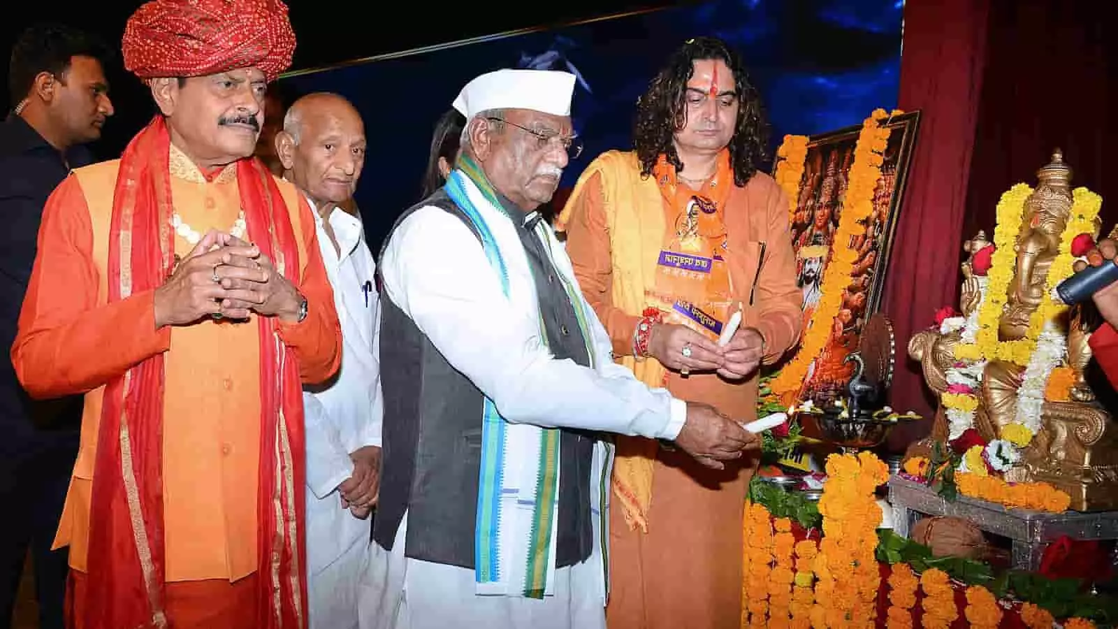 जयपुर के बिड़ला सभागार में भगवान परशुराम की पूजा और आरती करते राज्यपाल हरिभाऊ बागड़े। जयपुर के बिड़ला सभागार में भगवान परशुराम की पूजा और आरती करते राज्यपाल हरिभाऊ बागड़े।