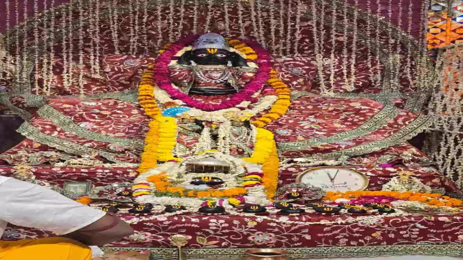 जयपुर के ब्रह्मपुरी स्थित श्री बद्री नारायण मंदिर में फूल मालाओं से सजी भगवान की मुख्य प्रतिमा। जयपुर के ब्रह्मपुरी स्थित श्री बद्री नारायण मंदिर में फूल मालाओं से सजी भगवान की मुख्य प्रतिमा।