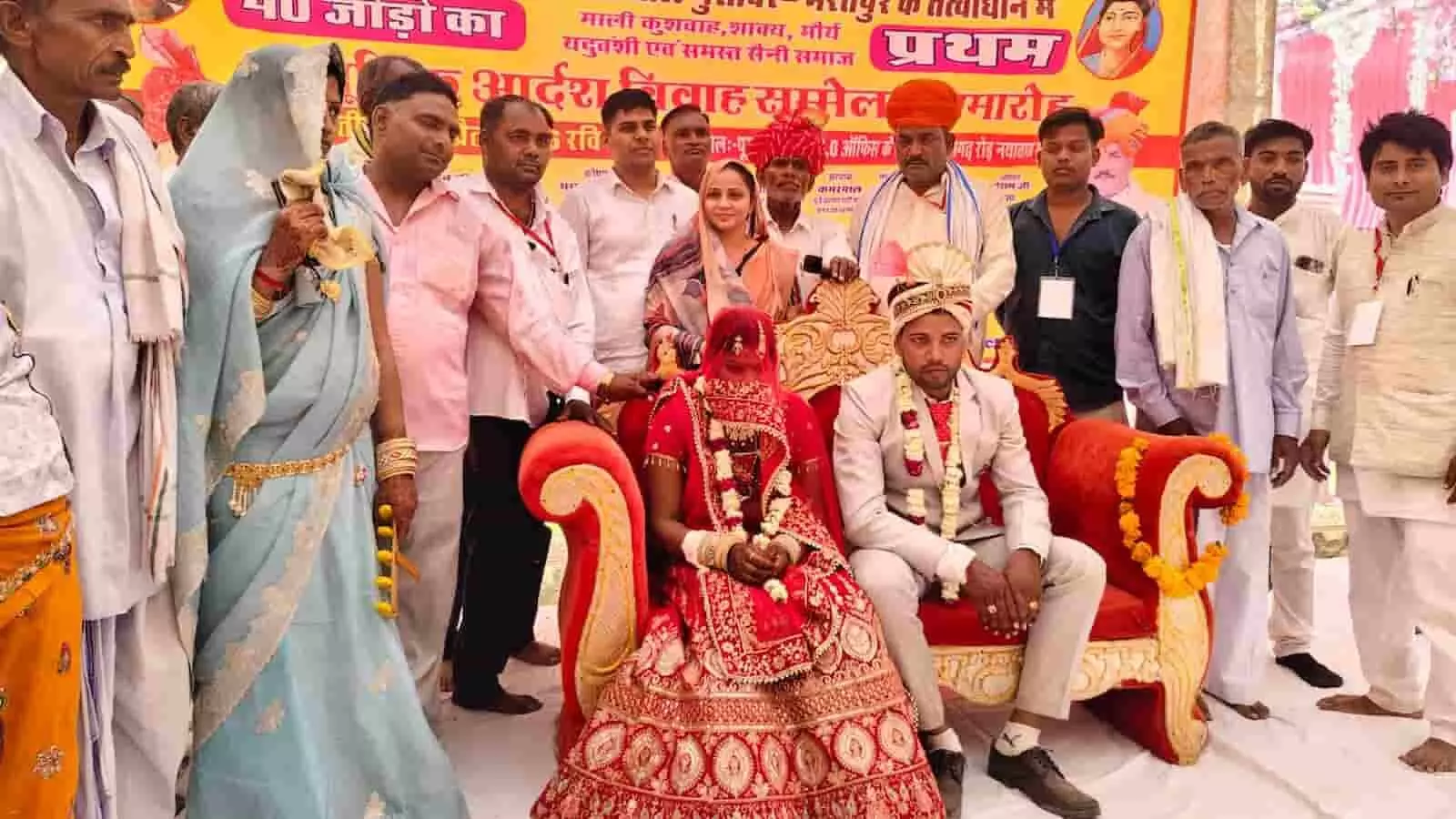 भुसावर के सामूहिक विवाह सम्मेलन में मंच पर मौजूद मुख्य अतिथि और विवाह बंधन में बंधे नवविवाहित जोड़े। भुसावर के सामूहिक विवाह सम्मेलन में मंच पर मौजूद मुख्य अतिथि और विवाह बंधन में बंधे नवविवाहित जोड़े।
