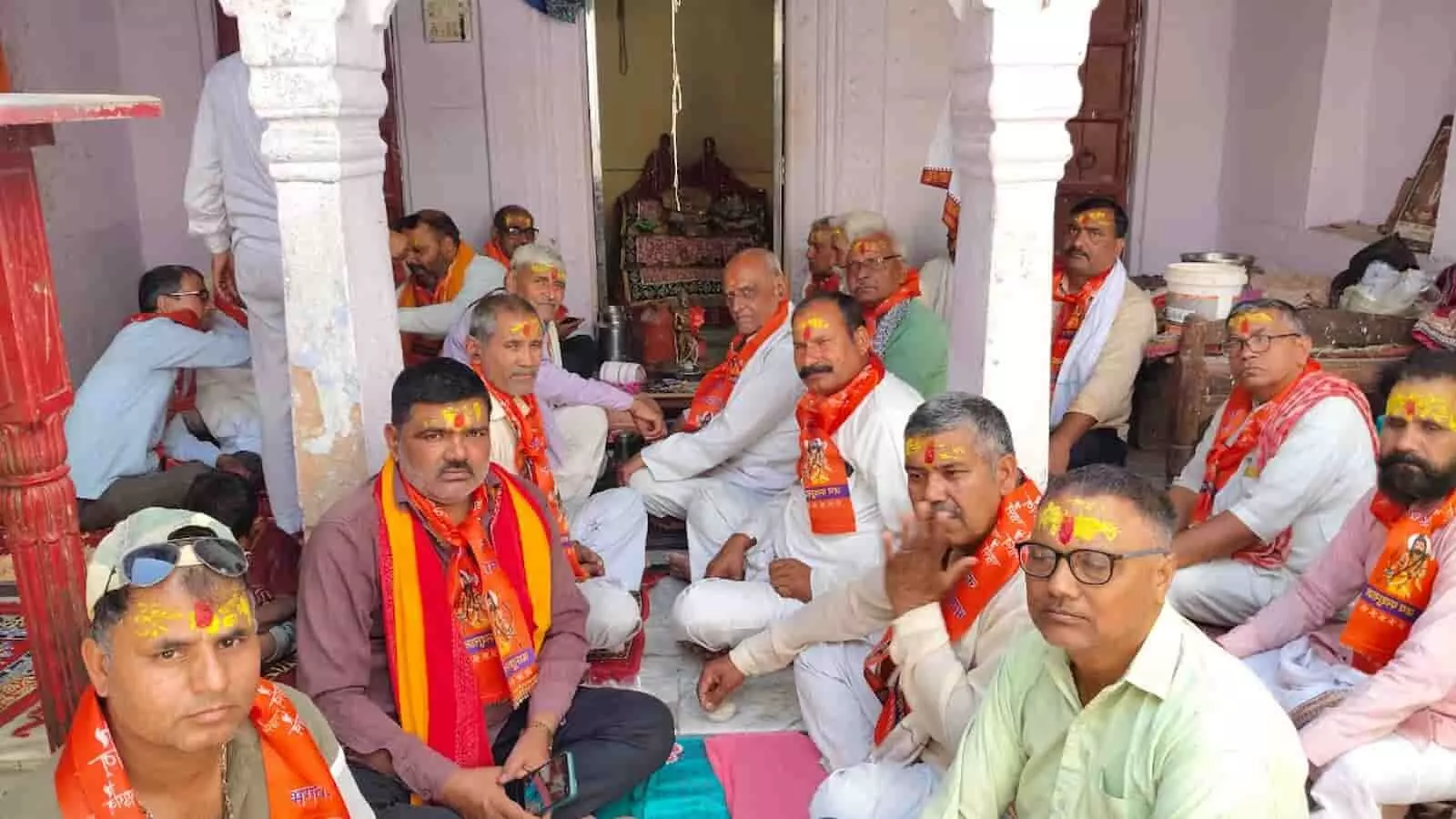 जनूथर के राधारमण मंदिर में भगवान परशुराम जन्मोत्सव पर पूजा और अभिषेक करते हुए पंडित और श्रद्धालु। जनूथर के राधारमण मंदिर में भगवान परशुराम जन्मोत्सव पर पूजा और अभिषेक करते हुए पंडित और श्रद्धालु।