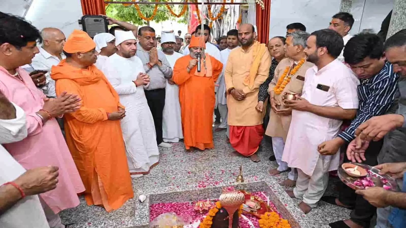जवाहर नगर जयपुर के शिव मंदिर में मूर्ति प्राण प्रतिष्ठा समारोह के दौरान पूजा करते श्रद्धालु और संत। जवाहर नगर जयपुर के शिव मंदिर में मूर्ति प्राण प्रतिष्ठा समारोह के दौरान पूजा करते श्रद्धालु और संत।