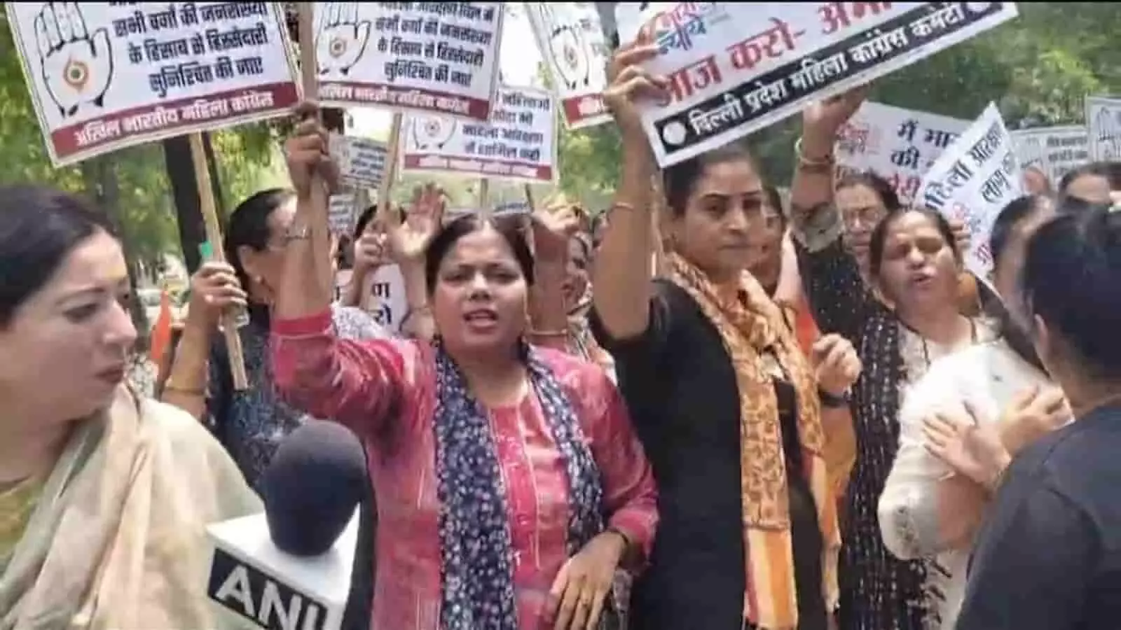 दिल्ली में भाजपा कार्यालय के बाहर प्रदर्शन करतीं एडवोकेट स्वेता यादव और प्रधानमंत्री का पुतला फूंकती महिलाएं। दिल्ली में भाजपा कार्यालय के बाहर प्रदर्शन करतीं एडवोकेट स्वेता यादव और प्रधानमंत्री का पुतला फूंकती महिलाएं।