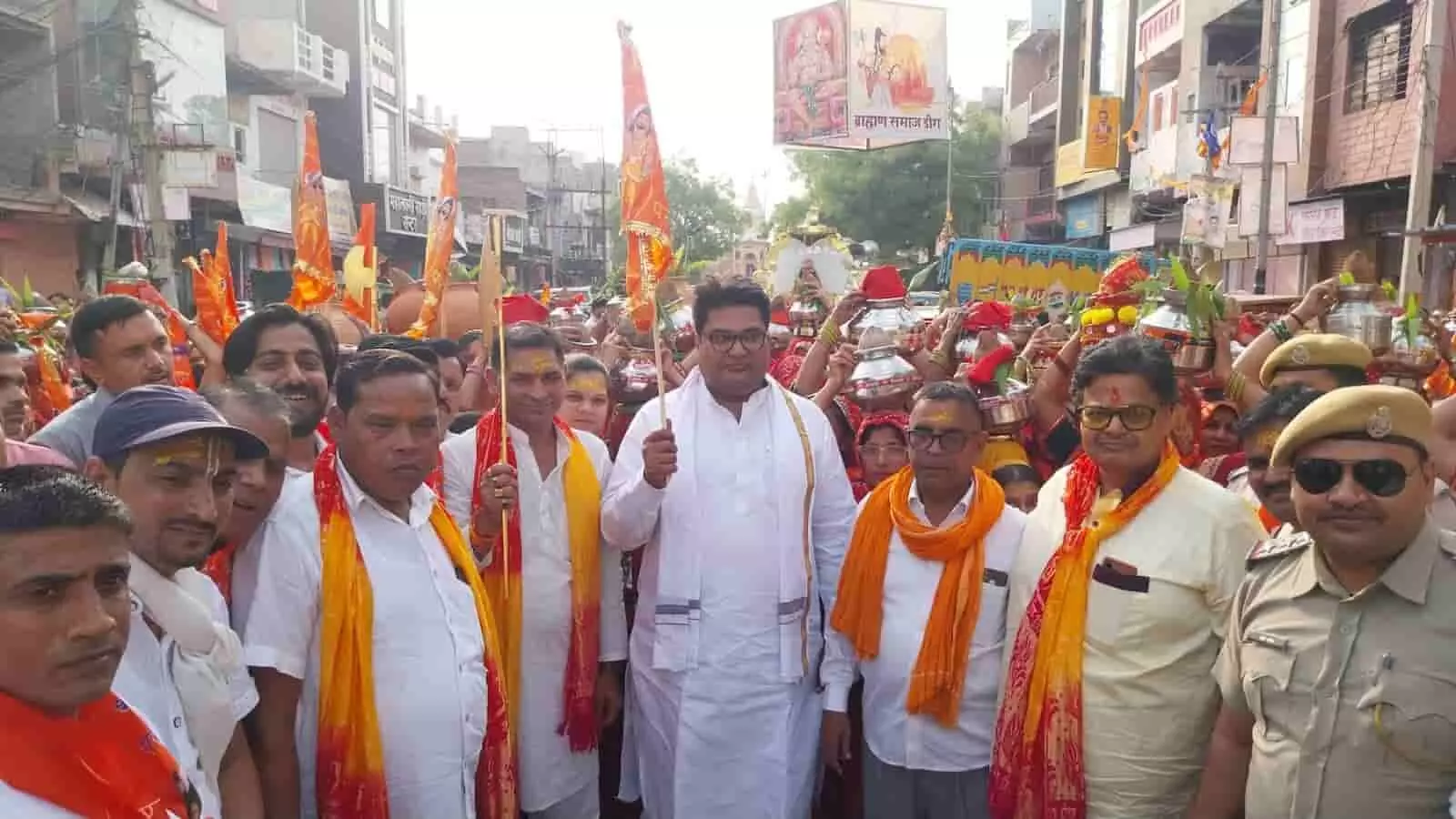 डीग में भगवान परशुराम जन्मोत्सव की शोभायात्रा के दौरान कलश यात्रा निकालती महिलाएं और शामिल श्रद्धालु। डीग में भगवान परशुराम जन्मोत्सव की शोभायात्रा के दौरान कलश यात्रा निकालती महिलाएं और शामिल श्रद्धालु।