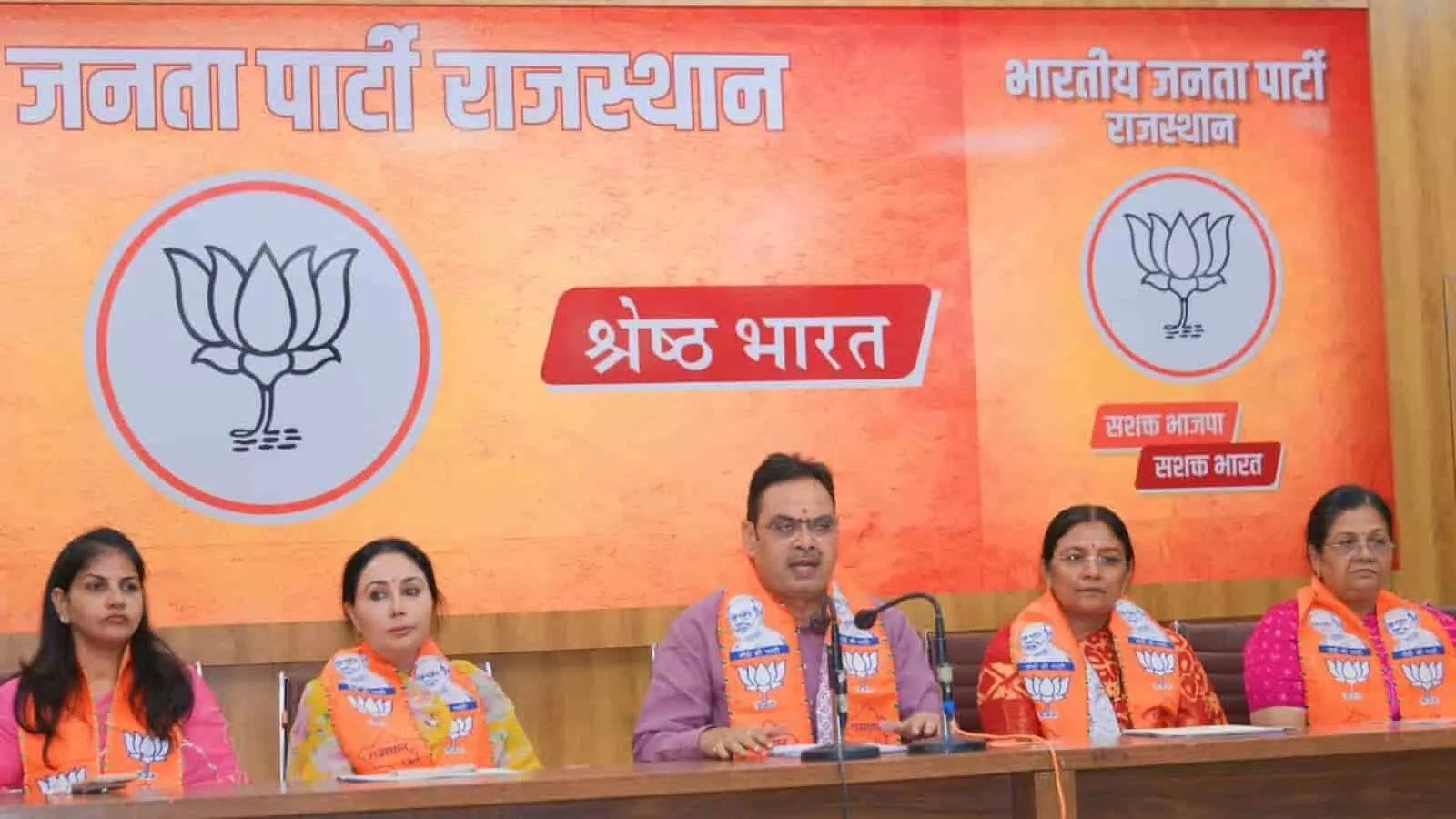जयपुर में मुख्यमंत्री भजनलाल शर्मा और अन्य नेता राजस्थान पेट्रो जोन एमओयू कार्यक्रम के दौरान मंच पर बैठे हुए। जयपुर में मुख्यमंत्री भजनलाल शर्मा और अन्य नेता राजस्थान पेट्रो जोन एमओयू कार्यक्रम के दौरान मंच पर बैठे हुए।