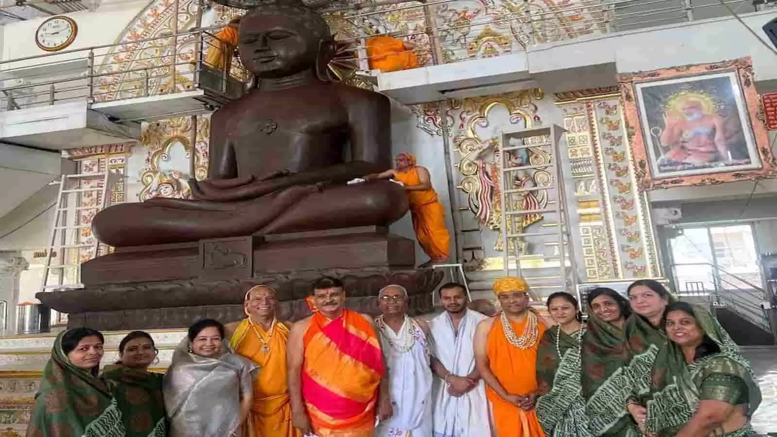 कोटा नसिया जी मंदिर में अक्षय तृतीया पर भगवान की प्रतिमा का अभिषेक करते श्रद्धालु और उपस्थित लोग।