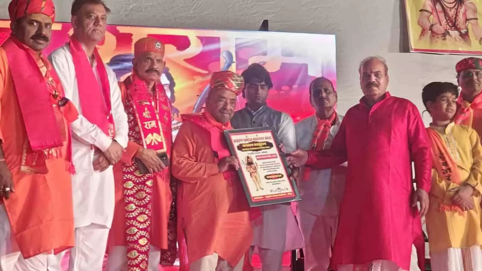 कोटा की परशुराम वाटिका में विधायक संदीप शर्मा समाजसेवी अरुण भार्गव को सम्मानित करते हुए।