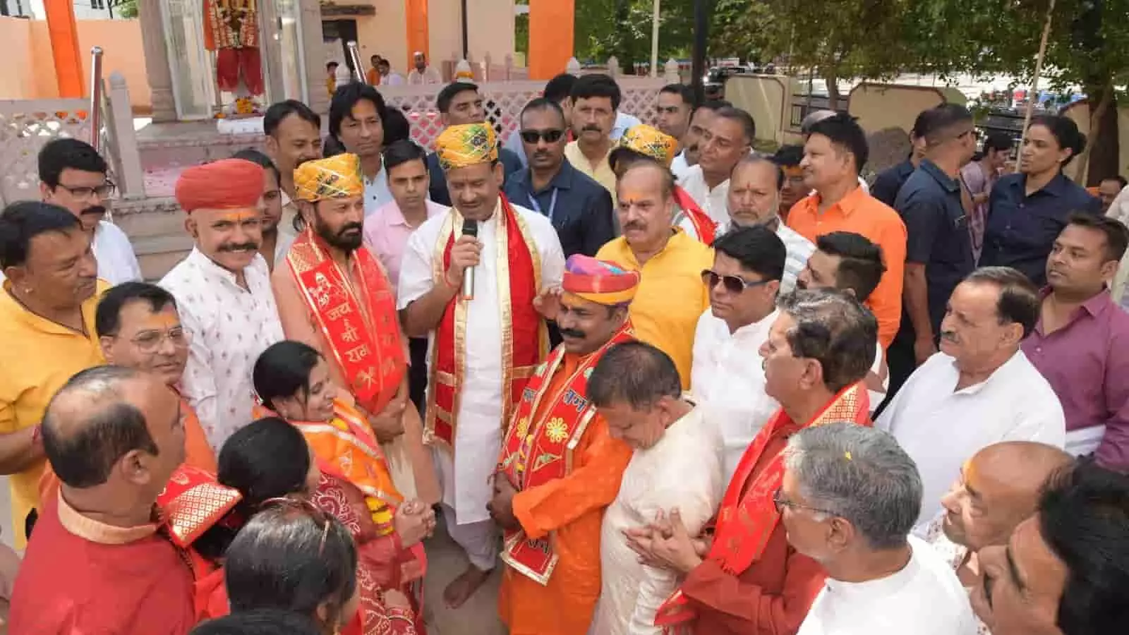 कोटा की परशुराम वाटिका में ओम बिरला और अन्य लोग जन्मोत्सव कार्यक्रम में सम्मिलित होते हुए।